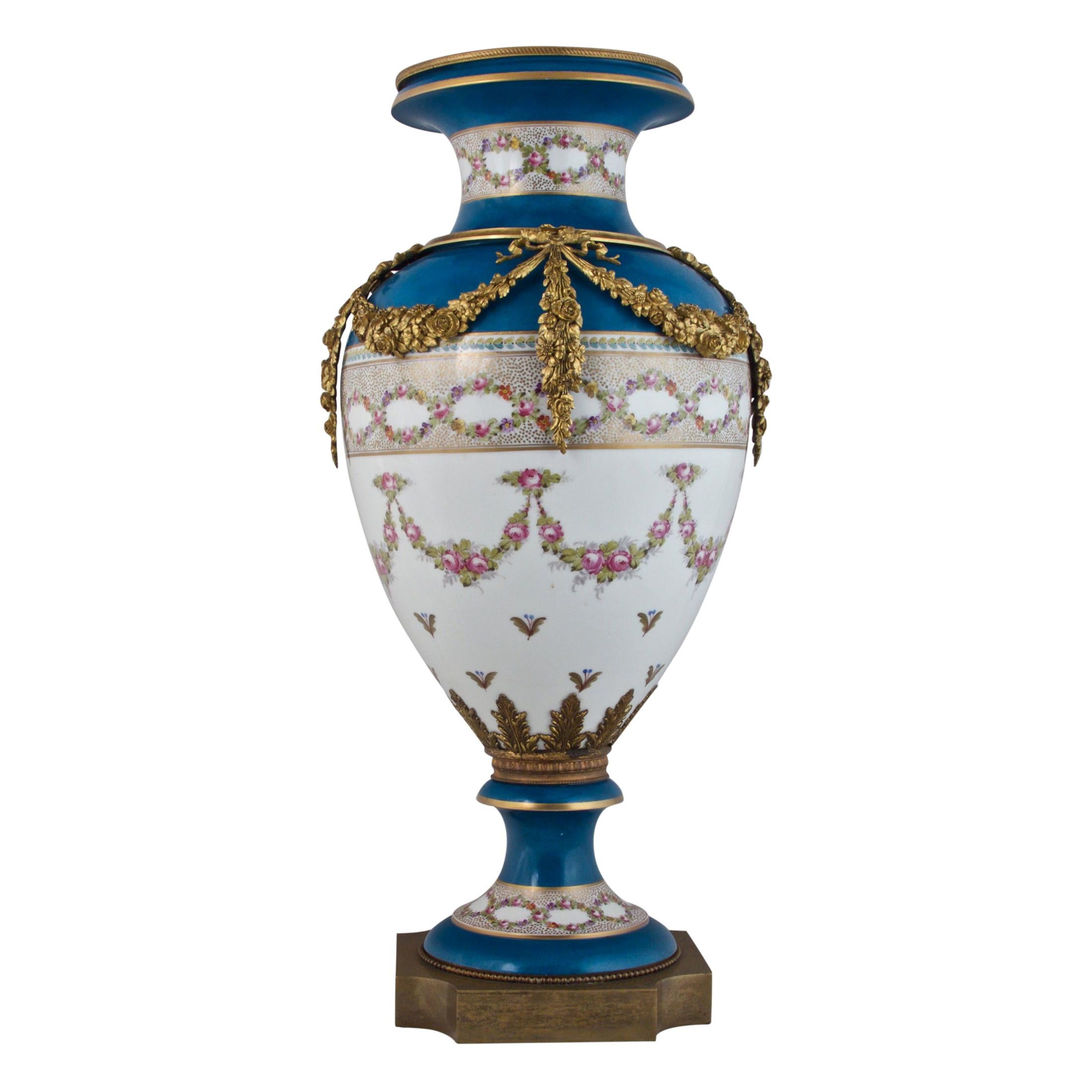 Vase en porcelaine de style Sèvres de la fin du 19e siècle:: monté en bronze doré