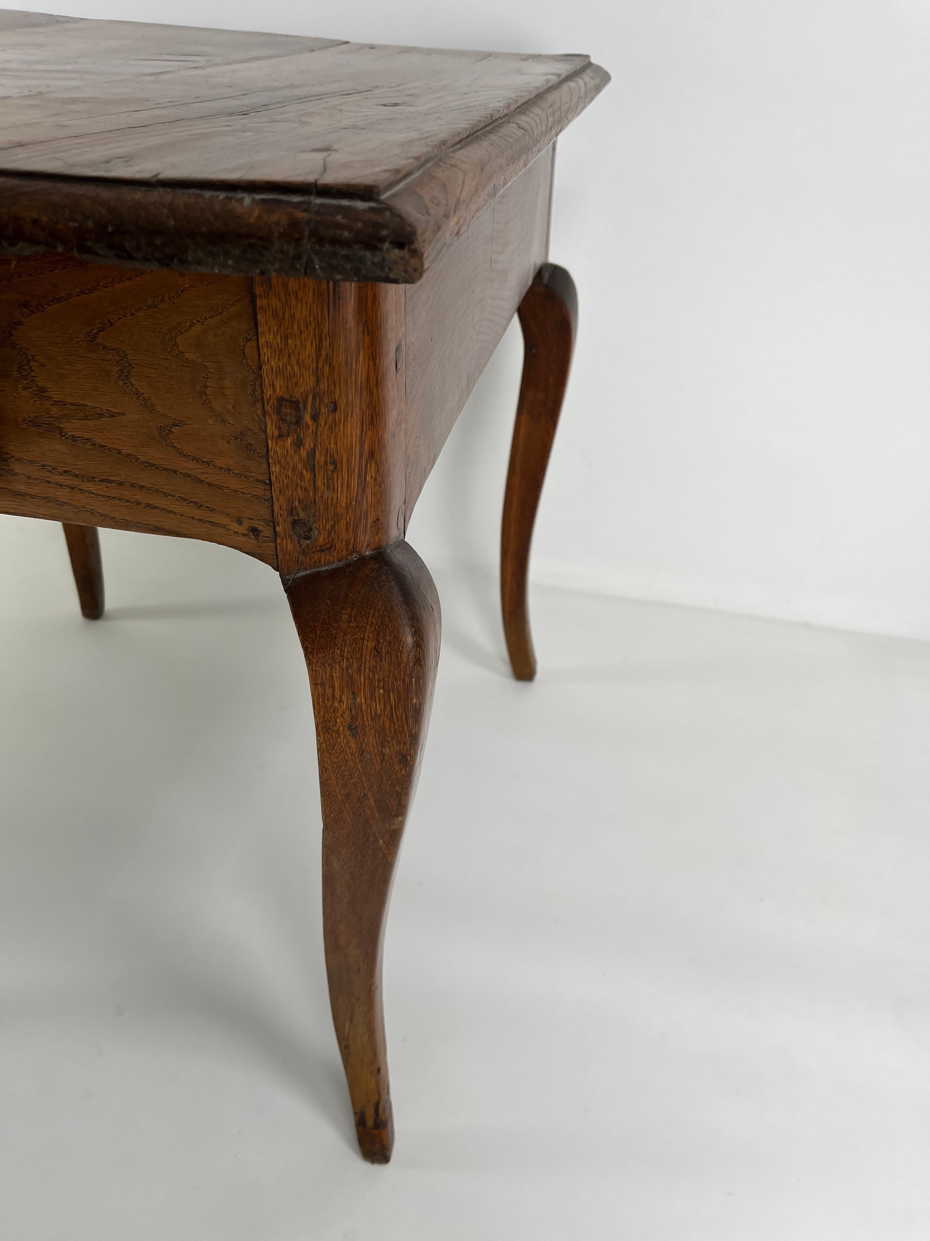 Late 19th Century French Side Table with double Drawers and Cabriole Legs For Sale 6