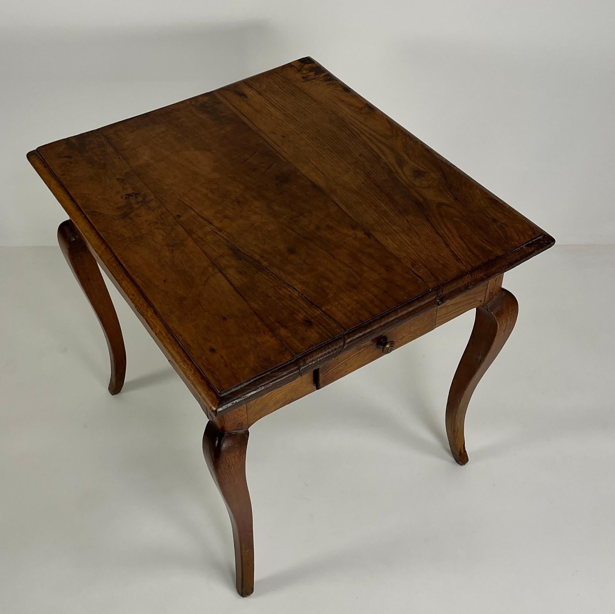 Oak Late 19th Century French Side Table with double Drawers and Cabriole Legs For Sale