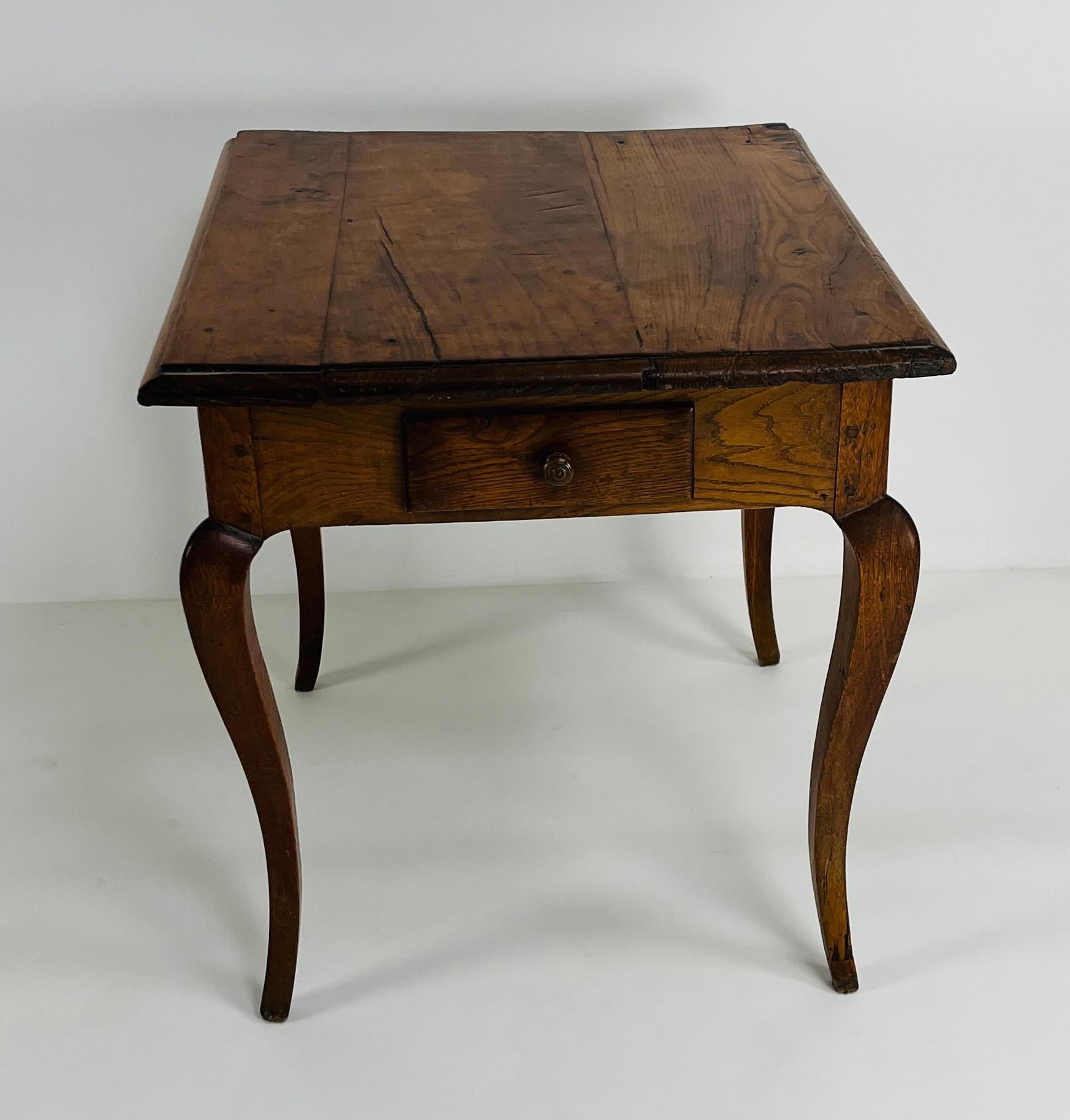 Late 19th Century French Side Table with double Drawers and Cabriole Legs For Sale 1