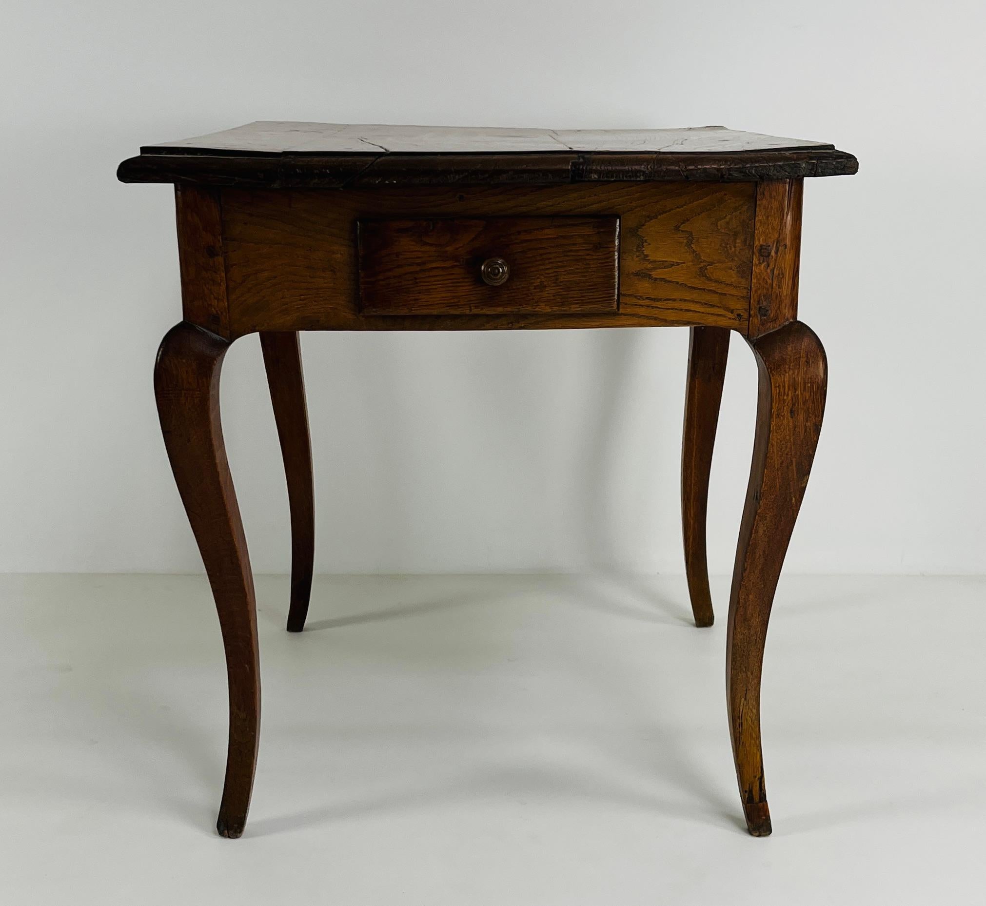 Late 19th Century French Side Table with double Drawers and Cabriole Legs For Sale 2