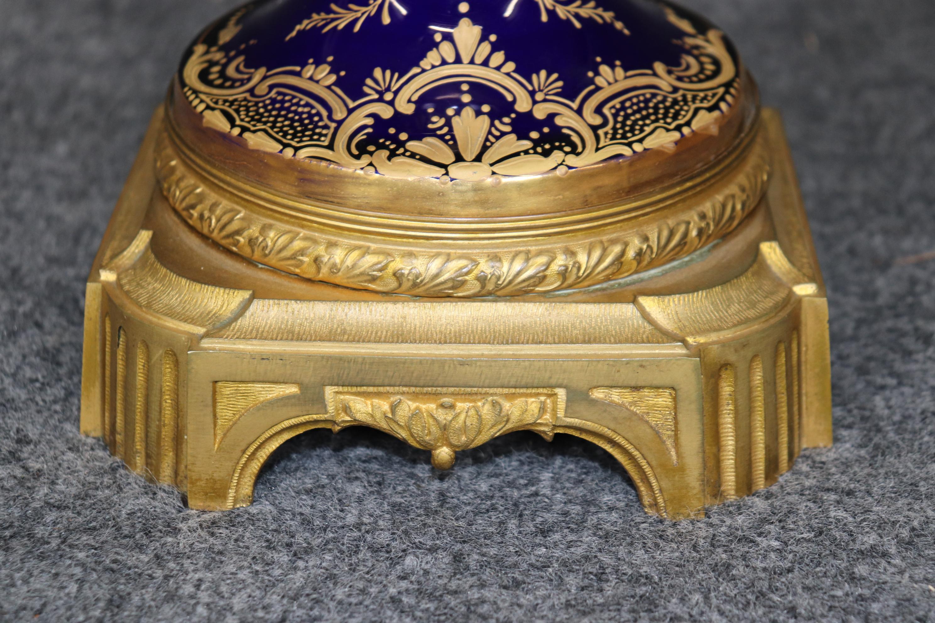 Urna figurativa in bronzo di Sèvres firmata alla fine del XIX secolo in vendita 4