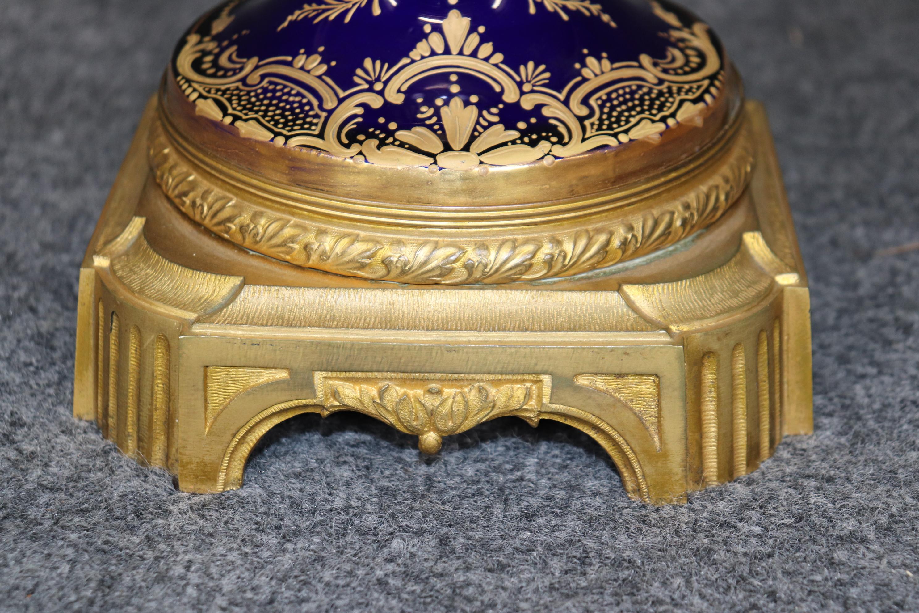 Urna figurativa in bronzo di Sèvres firmata alla fine del XIX secolo in vendita 5