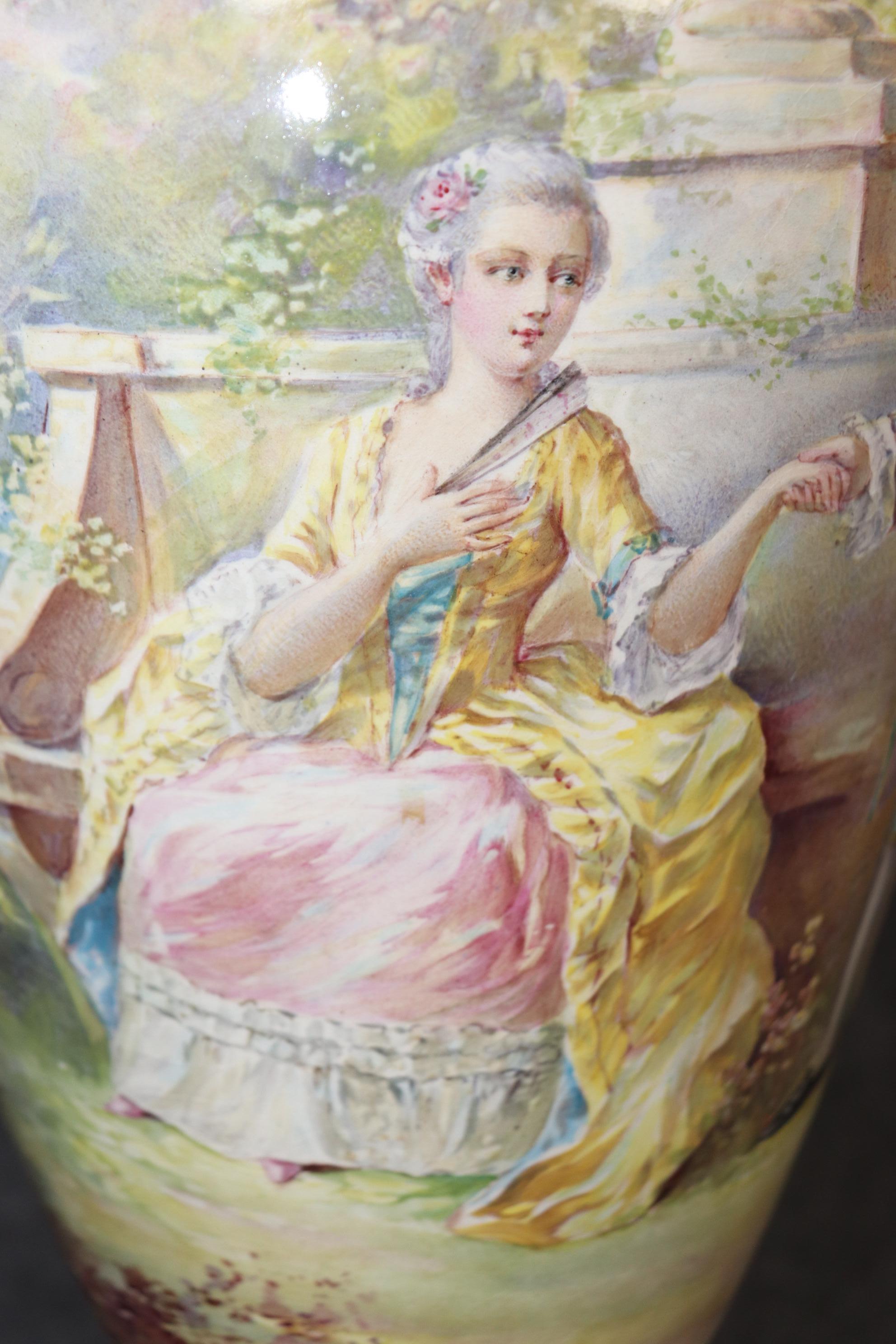 Si tratta di un'urna figurata dipinta in modo superbo e incredibilmente ben fatto.  da Sèvres. Firmata C. Rochette, questa bellissima urna presenta una lavorazione magistrale e una bella finitura in bronzo ormolu e Dore' antico. Gli intricati