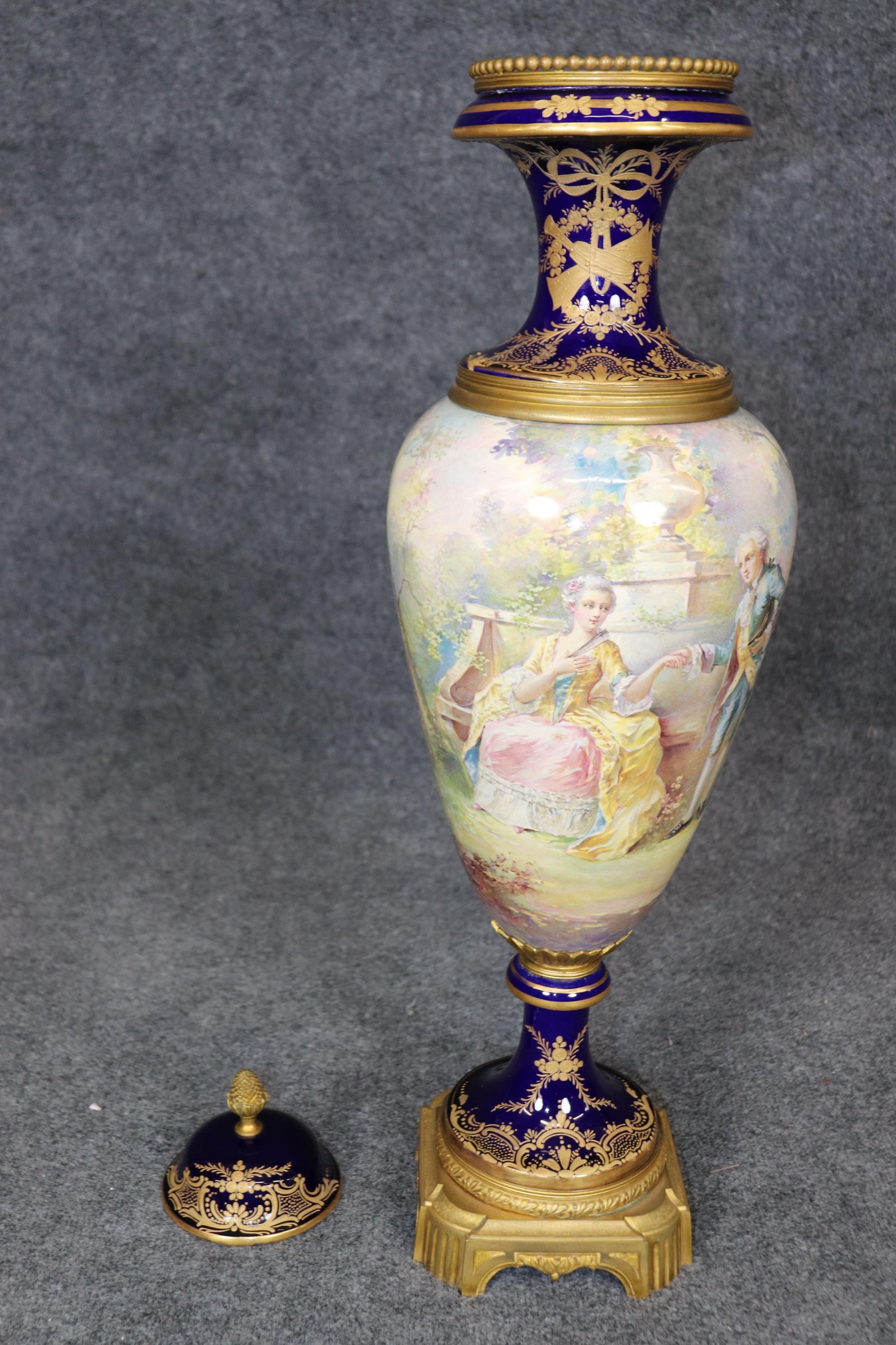Bronzo Urna figurativa in bronzo di Sèvres firmata alla fine del XIX secolo in vendita