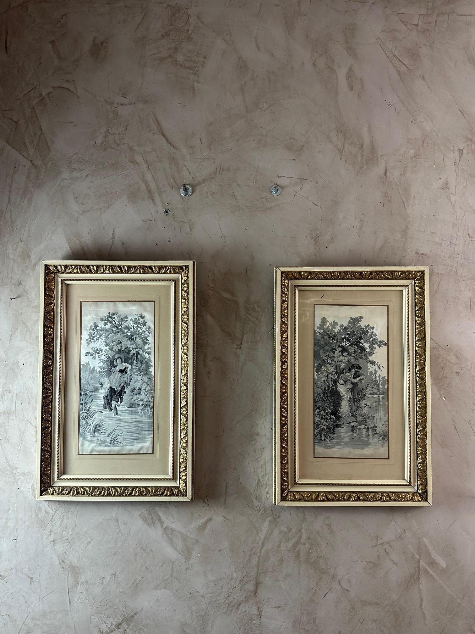 Belle paire de peintures sur soie tissée datant de la fin du XIXe siècle en bon état et bien encadrées représentant des personnages dans une atmosphère bucolique et romantique. Cadre laqué or. Quelques manques sur les cadres mais bon état général.