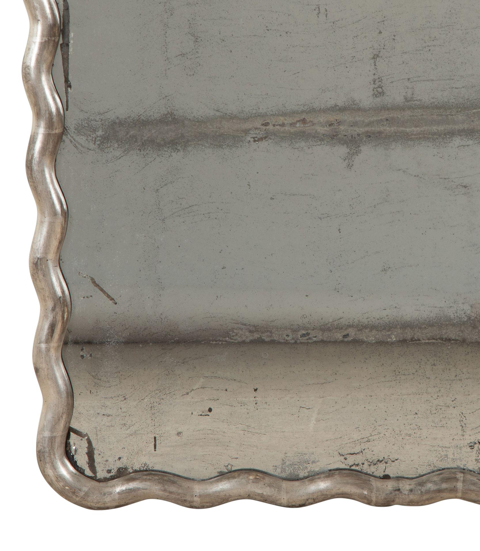Espejo francés de finales del siglo XIX con marco de serpentina de plata dorada Hoja de plata en venta