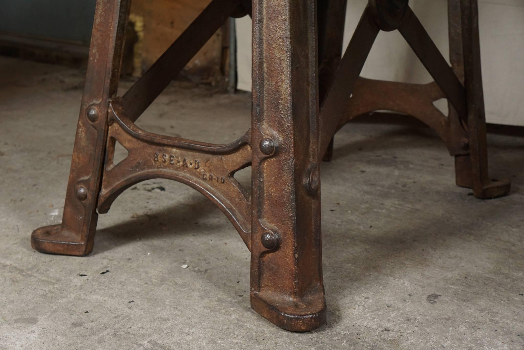 Großer französischer Industrietisch aus Stahl des späten 19. Jahrhunderts im Zustand „Gut“ im Angebot in Hudson, NY