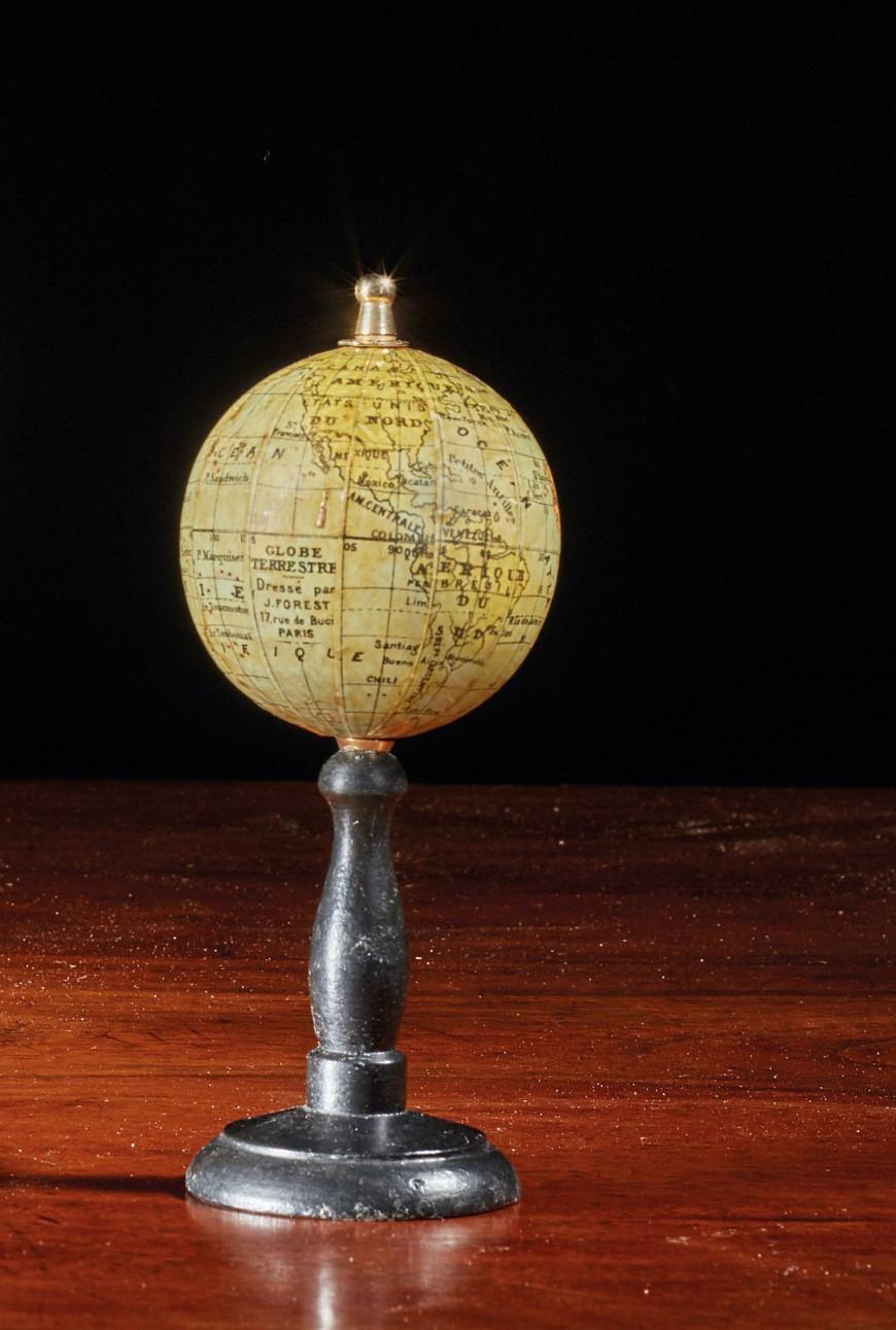 SHIPPING POLICY:
No additional costs will be added to this order.
Shipping costs will be totally covered by the seller (customs duties included). 

Small study globe
Polar mounting on a blackened wooden base
France, late 19th century
Diam. 6 cm. H.