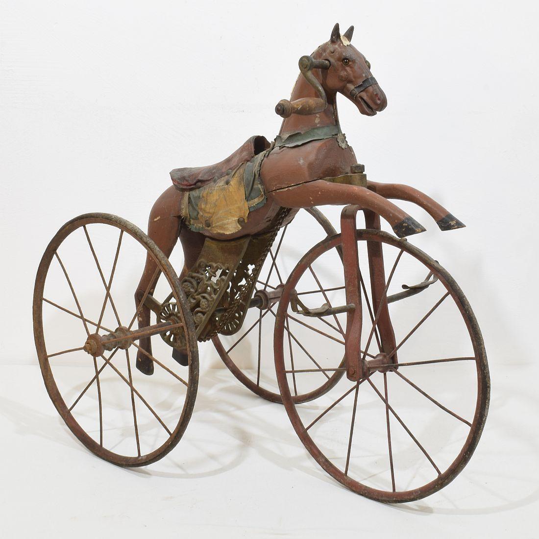 Magnifique cheval tricycle complet avec ses détails en fonte à la patine étonnante. Une pièce d'époque étonnante.

Ce type de vélocipède tricycle français du XIXe siècle a été conçu à l'origine par Jean Louis Gourdoux de Paris entre 1850 et 1910. Il