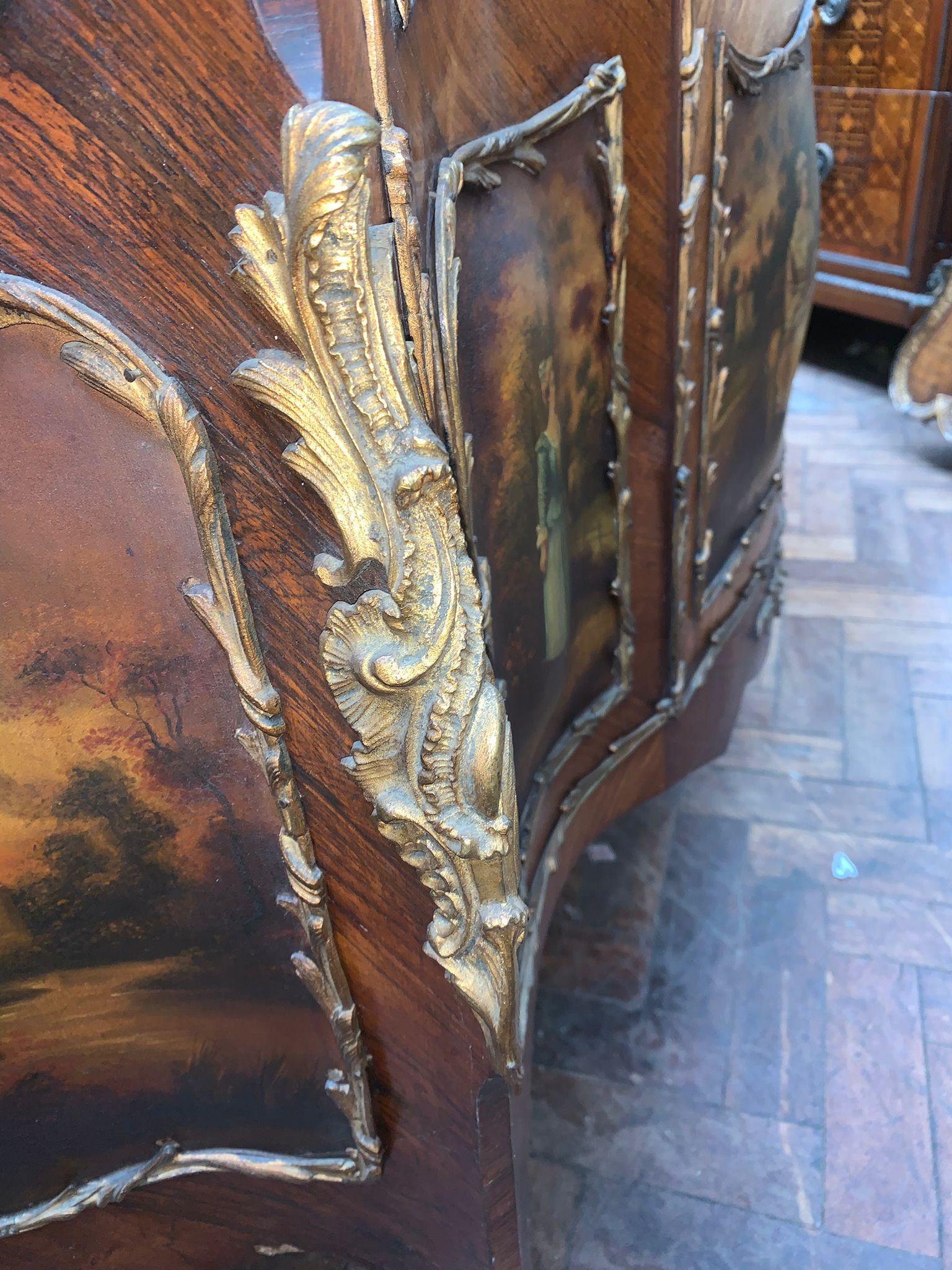 Vitrina con frente de serpentina de buena calidad de finales del siglo XIX, estilo Louis Martin, con decoración pintada a mano.

Incluir la restauración completa según lo acordado y debatido.