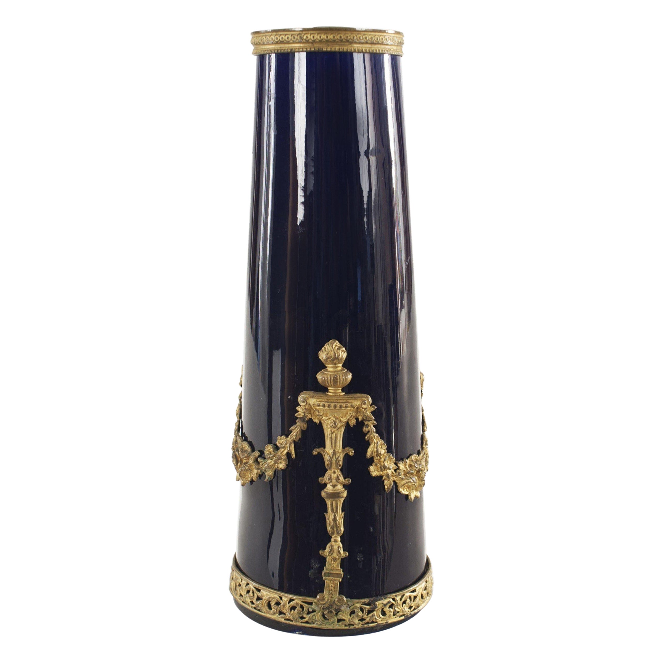 Vase en porcelaine bleue et bronze de la fin du XIXe siècle de style victorien français en vente
