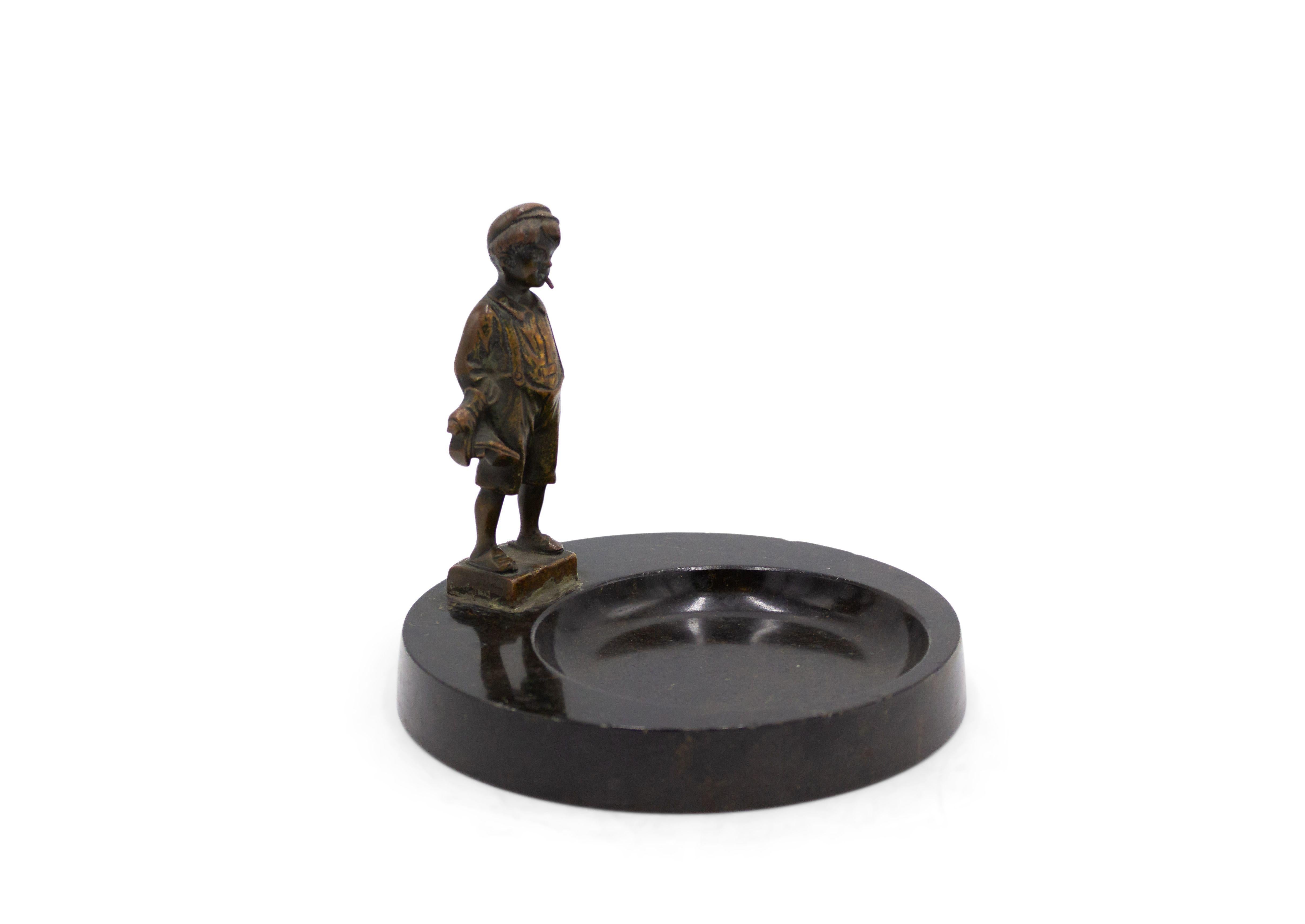 Late 19th Century French Victorian Marble Ashtray with Figure In Good Condition In New York, NY
