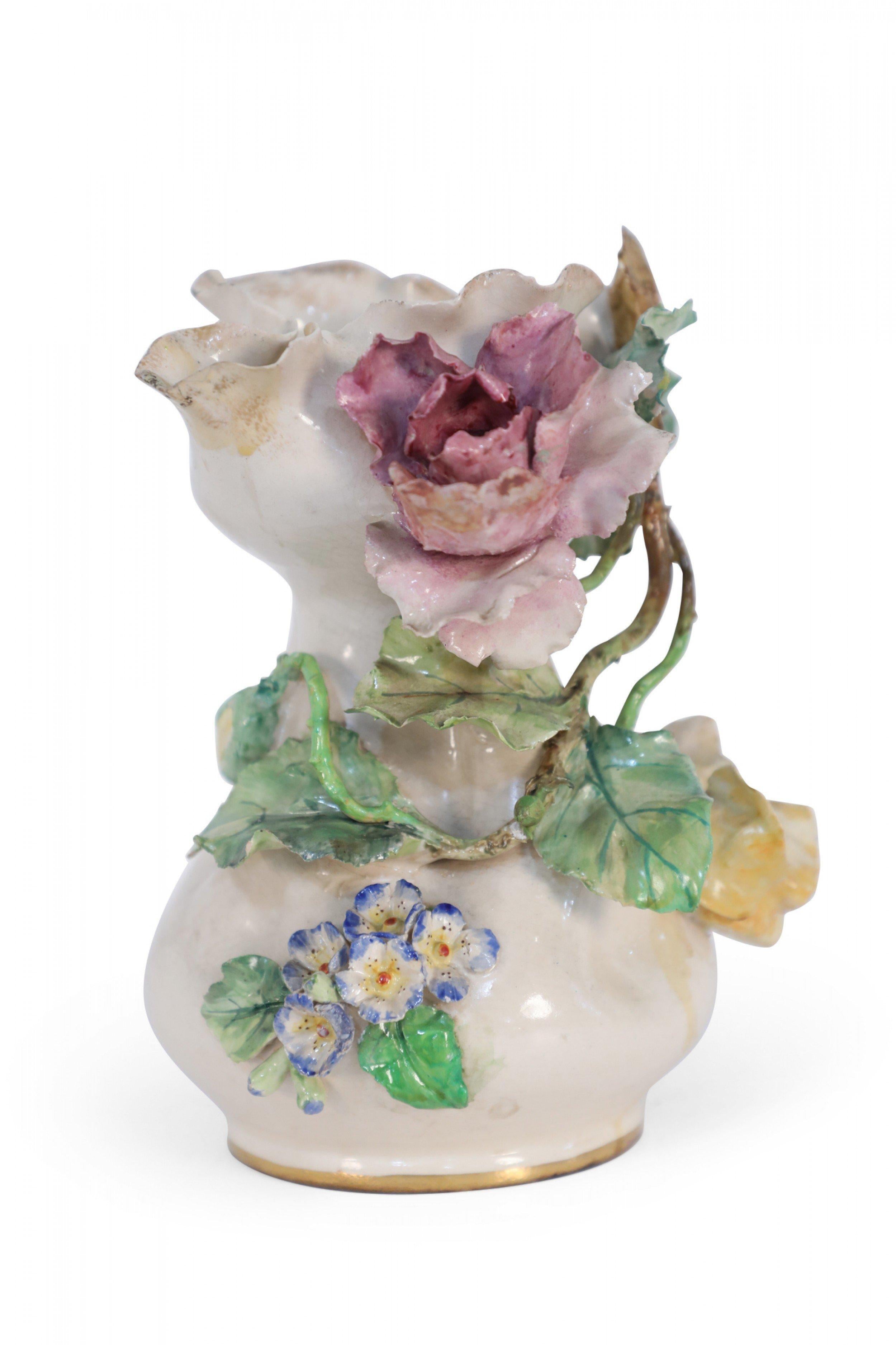 Französische viktorianische skulpturale Rosenvase aus Porzellan des späten 19. Jahrhunderts im Angebot 3
