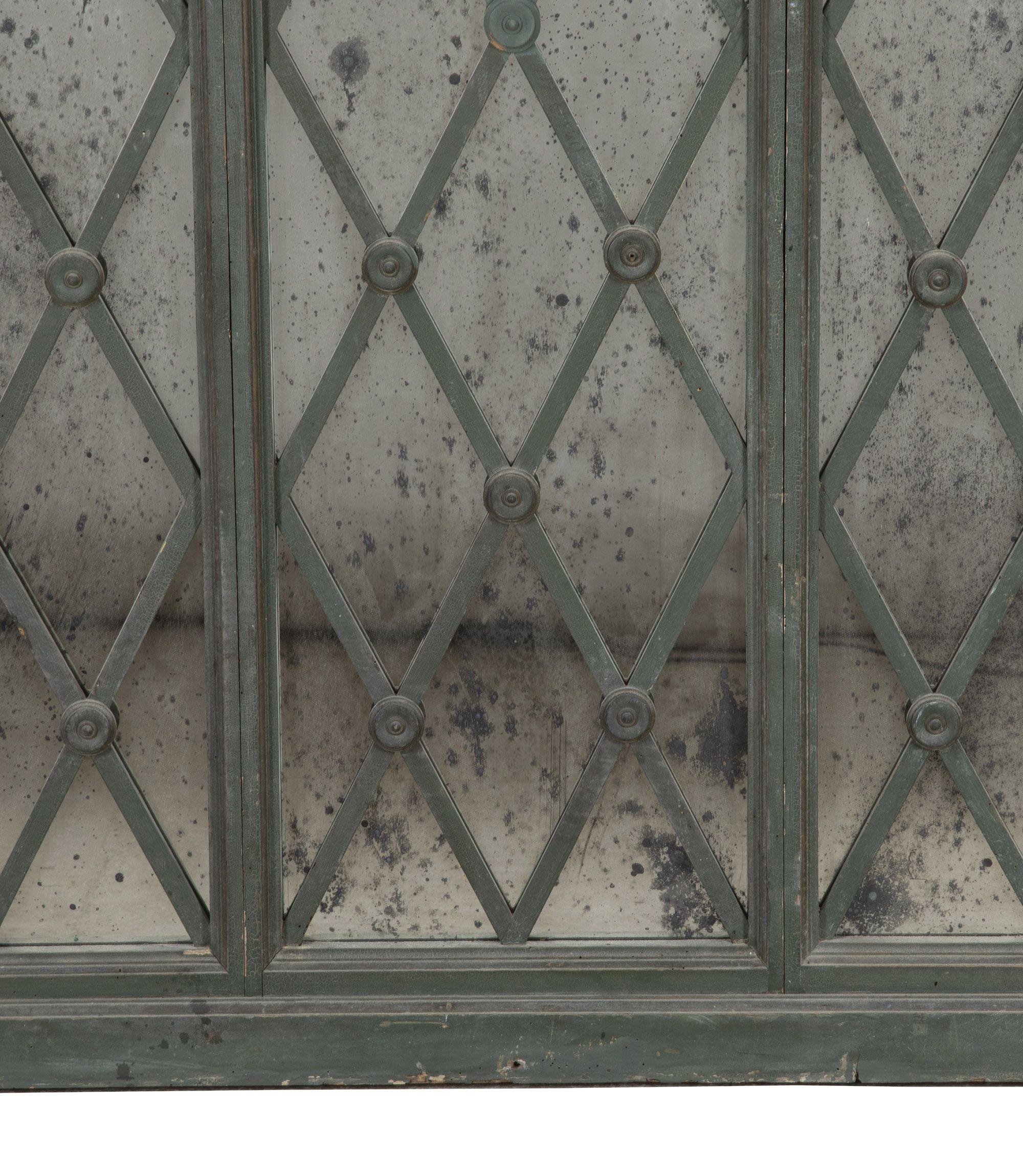 Cornice per finestra in legno francese della fine del XIX secolo. 
Con astragali in legno smaltato e barre trasversali in legno con finali a rosetta. Successivamente specchiato con finto vetro di mercurio.
Circa 1880.