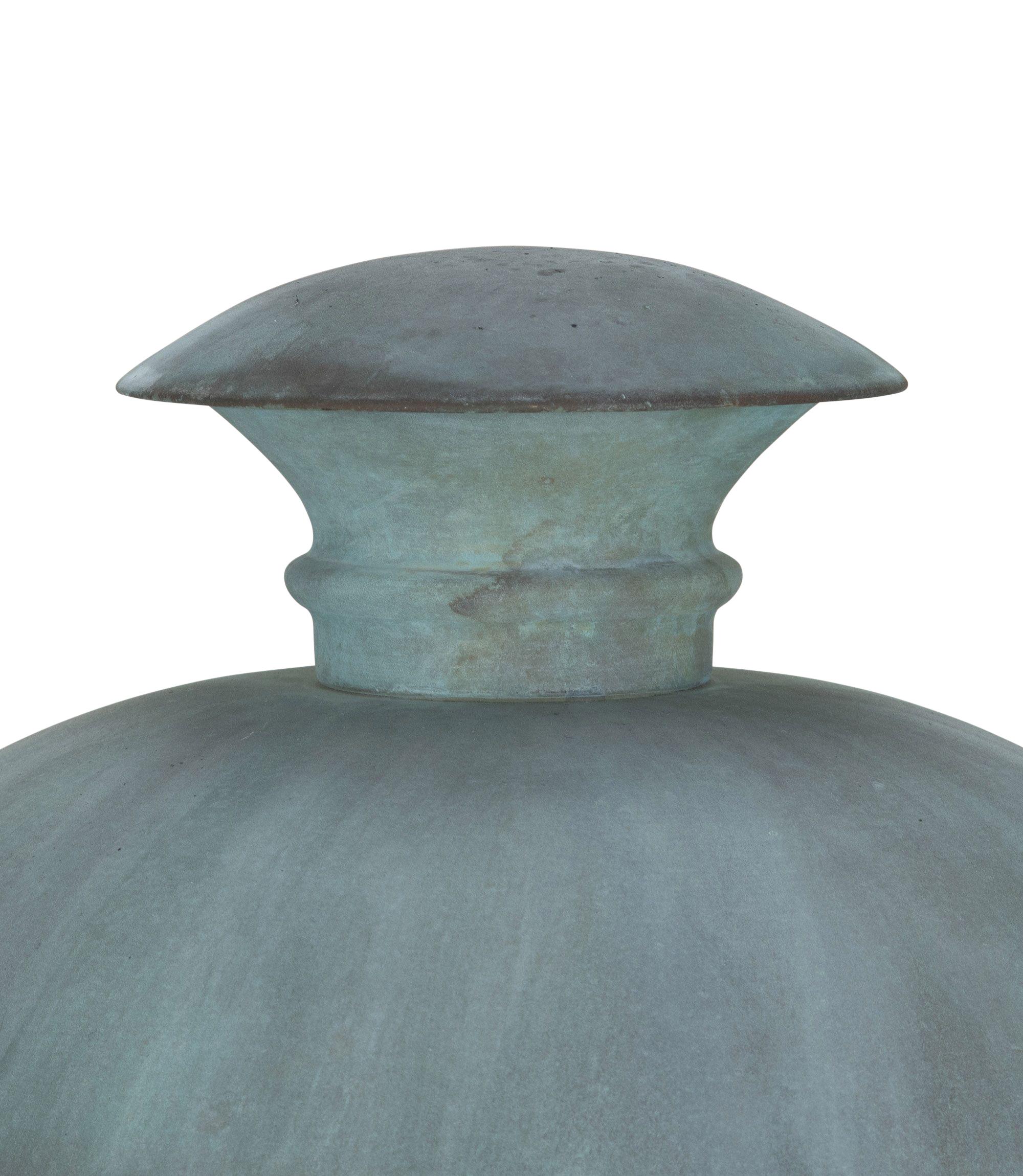 Farol francés de zinc de finales del siglo XIX.
Con una pátina decorativa desgastada por el tiempo. Alrededor de 1890.
Recableado conforme a las normas británicas. Una de dos disponibles, con precio individual.
