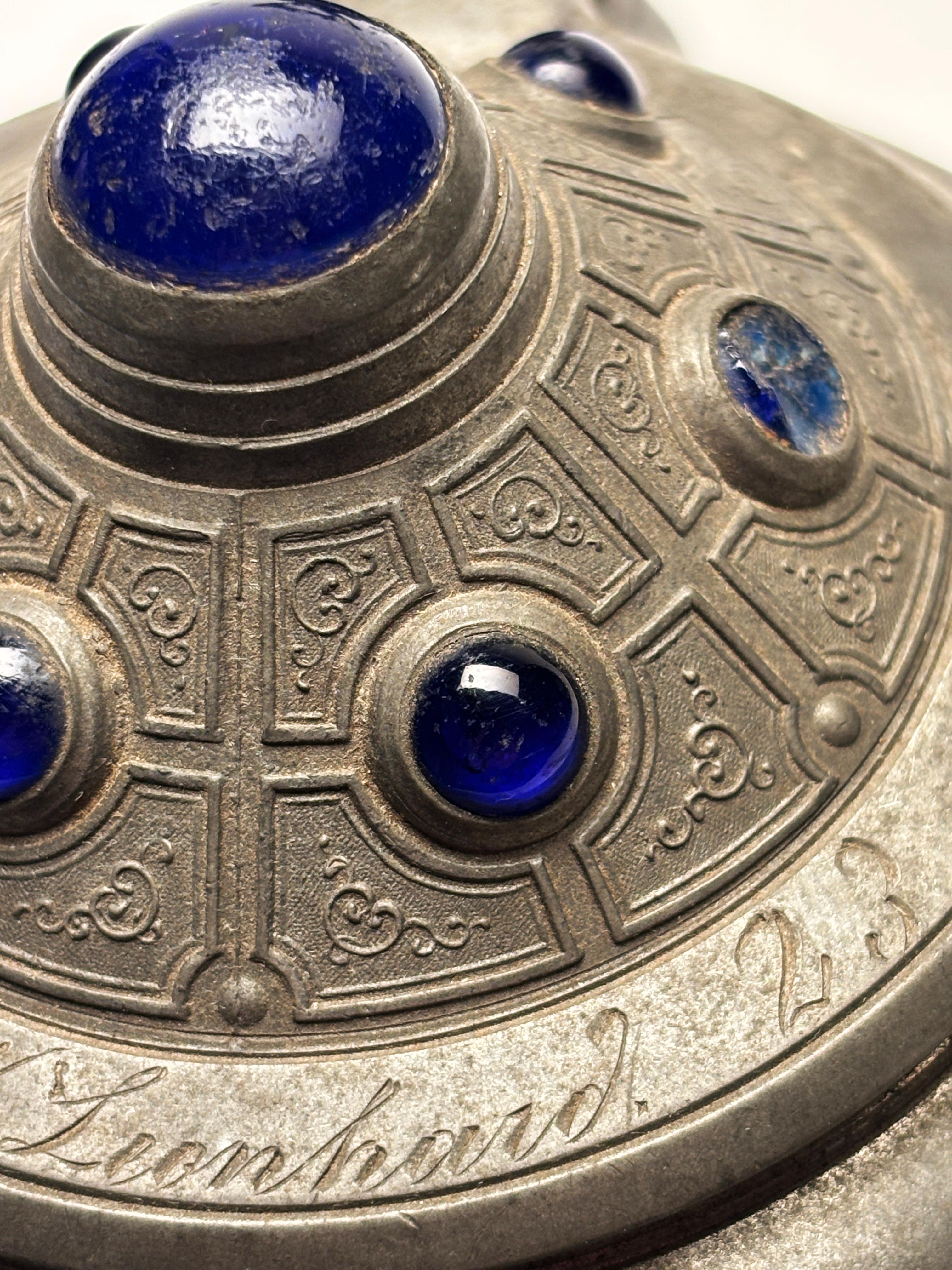 Neogotico Stein da birra tedesco della fine del XIX secolo con decorazioni in vetro blu cobalto in vendita