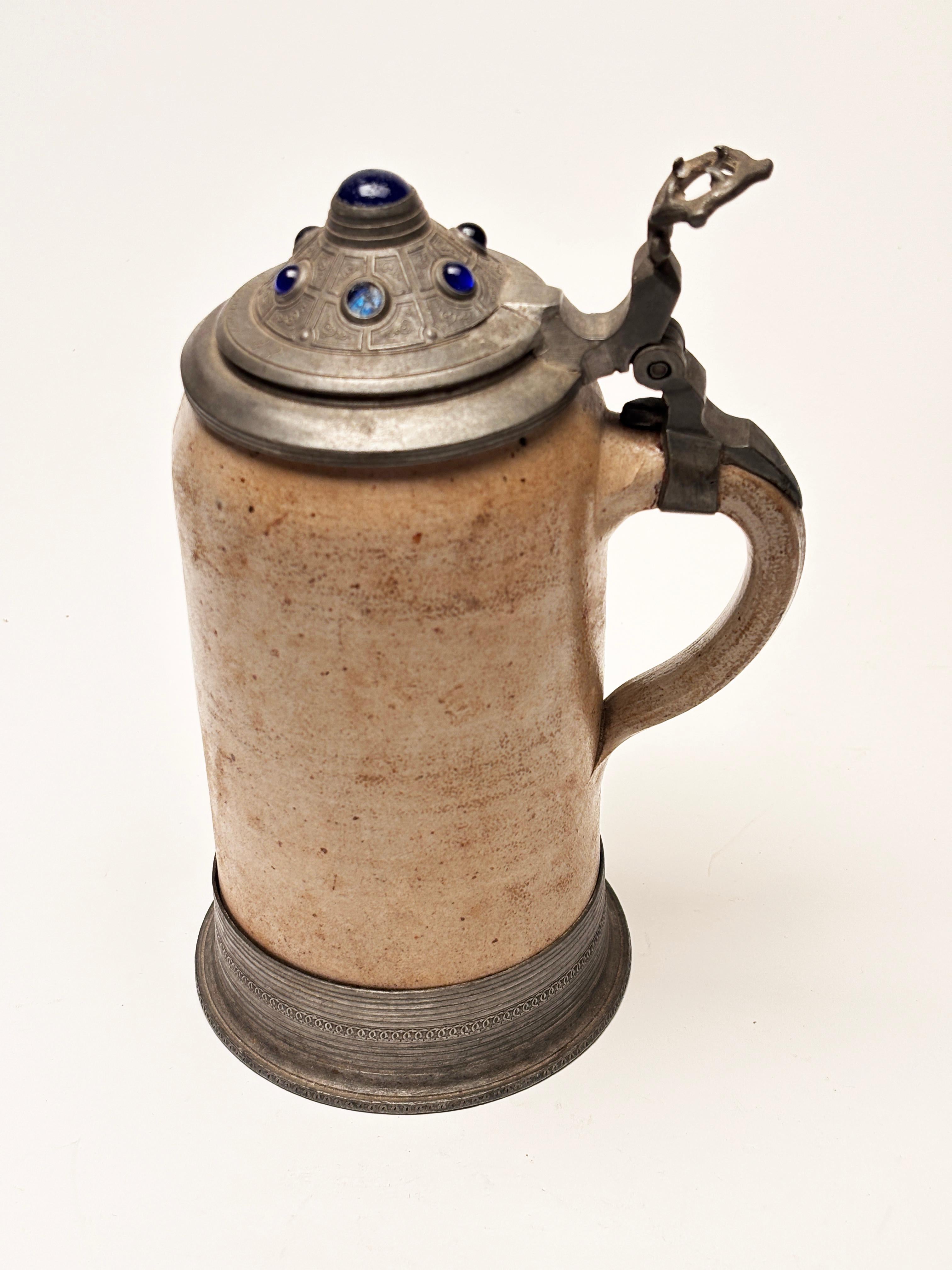 Tedesco Stein da birra tedesco della fine del XIX secolo con decorazioni in vetro blu cobalto in vendita