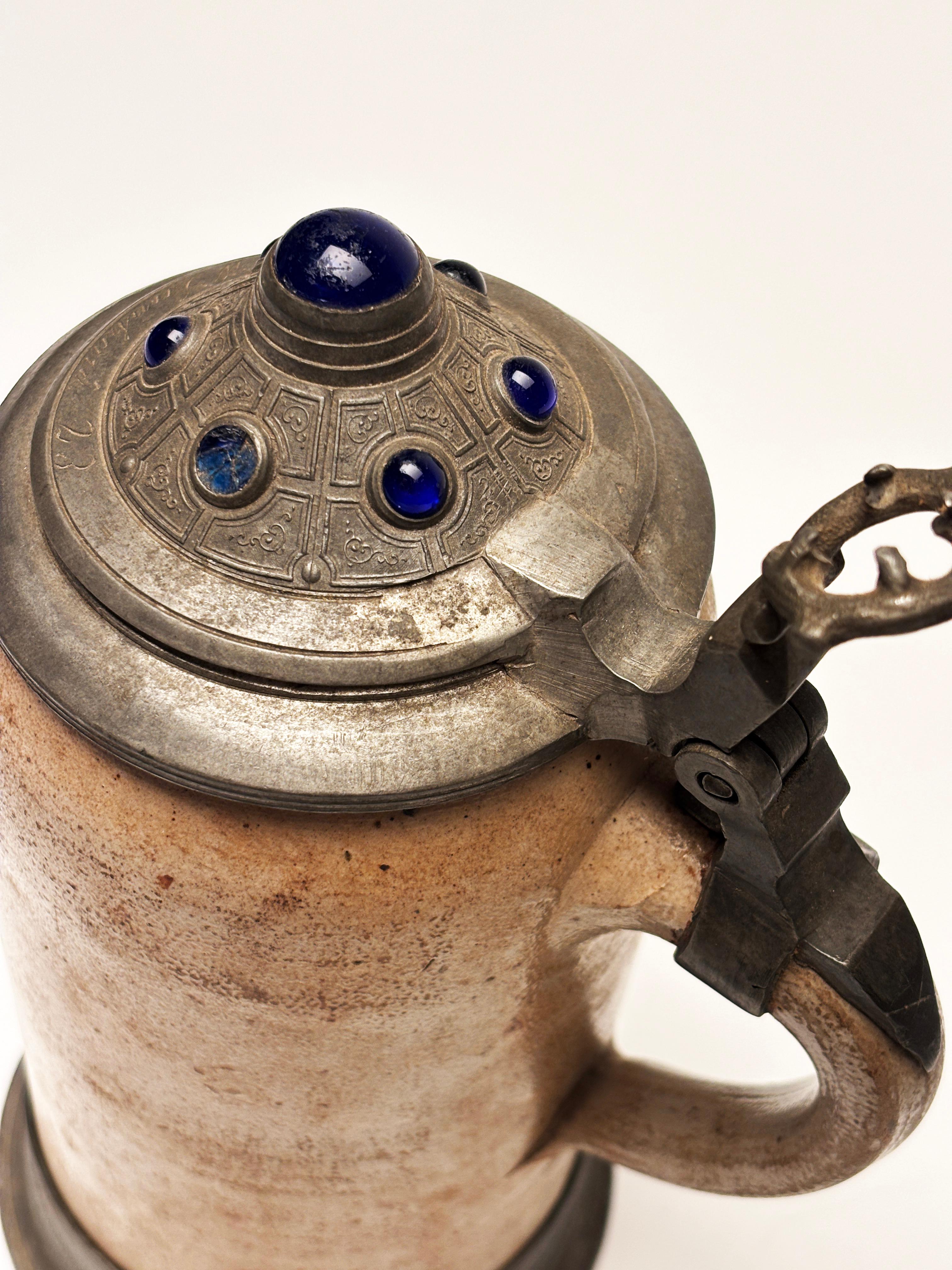 Fatto a mano Stein da birra tedesco della fine del XIX secolo con decorazioni in vetro blu cobalto in vendita