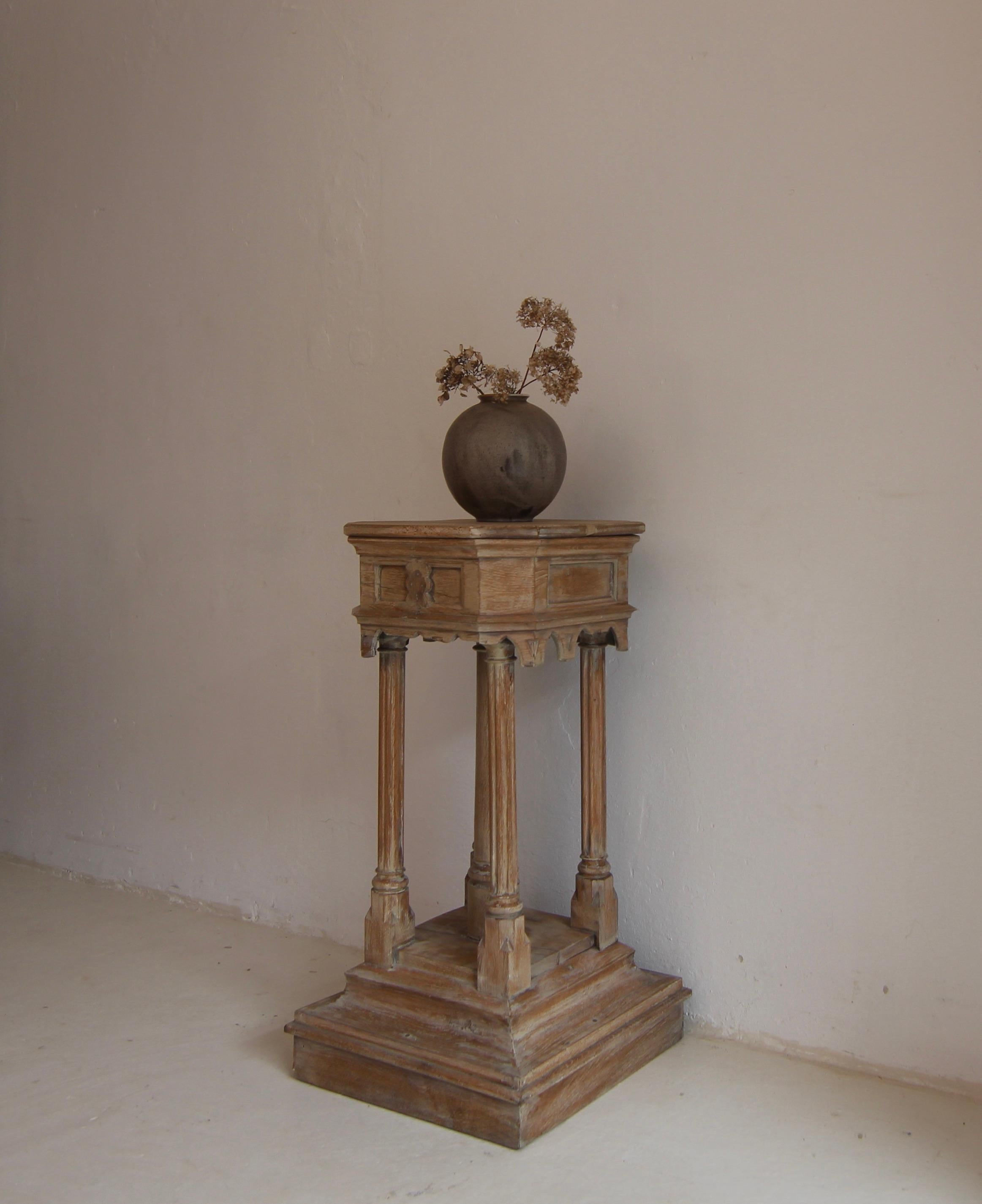 Un eccezionale piedistallo gotico-rinascimentale della fine del XIX secolo. Realizzato in rovere massiccio con una meravigliosa patina.

Poggiato su una base quadrata sporgente, il mobile si estende su una colonna centrale tornita circondata da