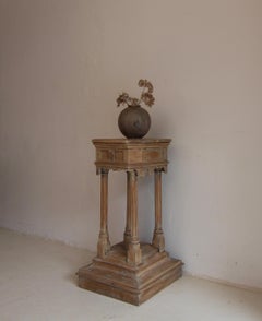 Pedestal gótico alemán de finales del siglo XIX