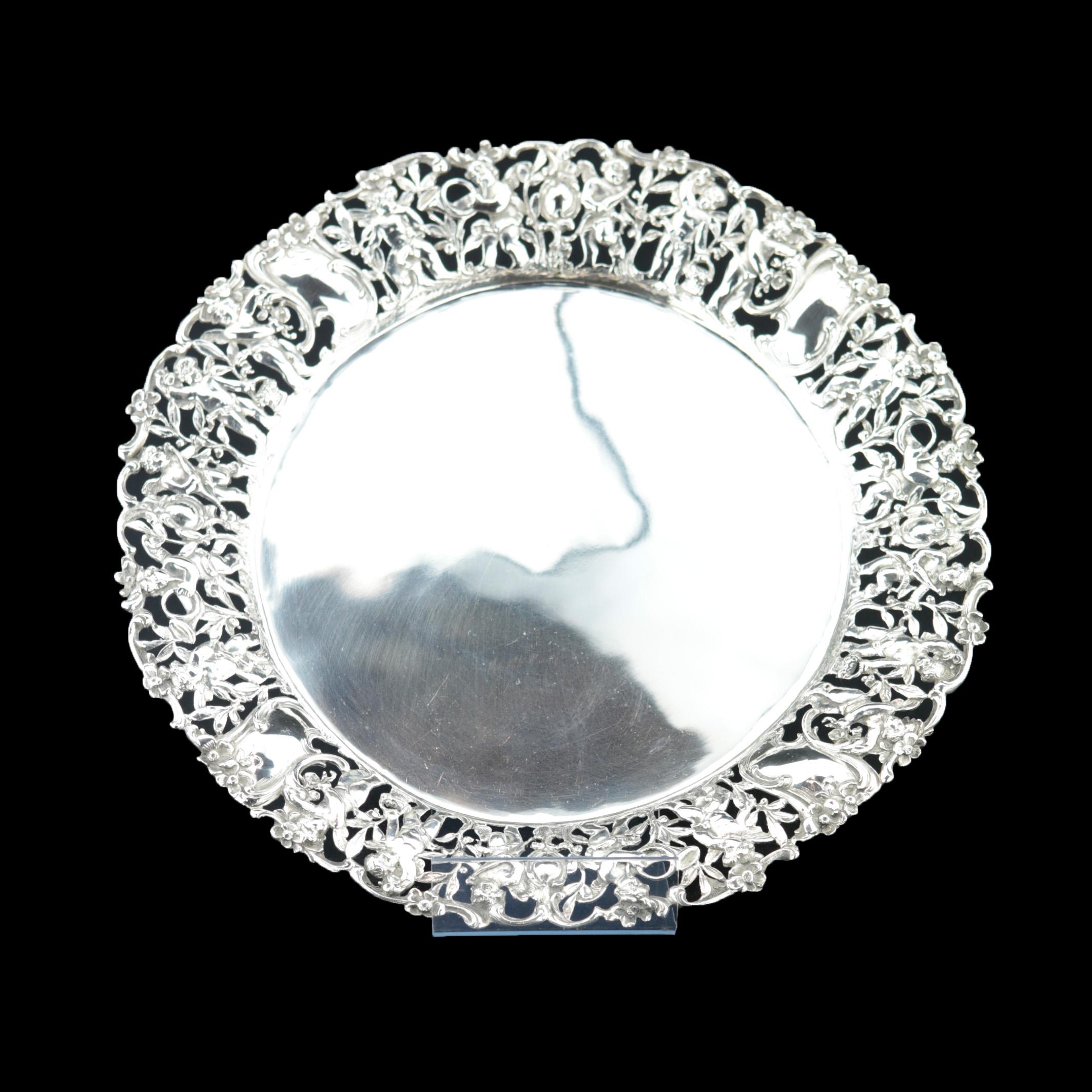 Silver tray with pierced rim, decorated with putti, German 800/- silver, hallmarked crescent and crown

Diameter 30 cm

A charming and high-quality tray / serving plate / decorative piece that can be used for many occasions. From the era of late