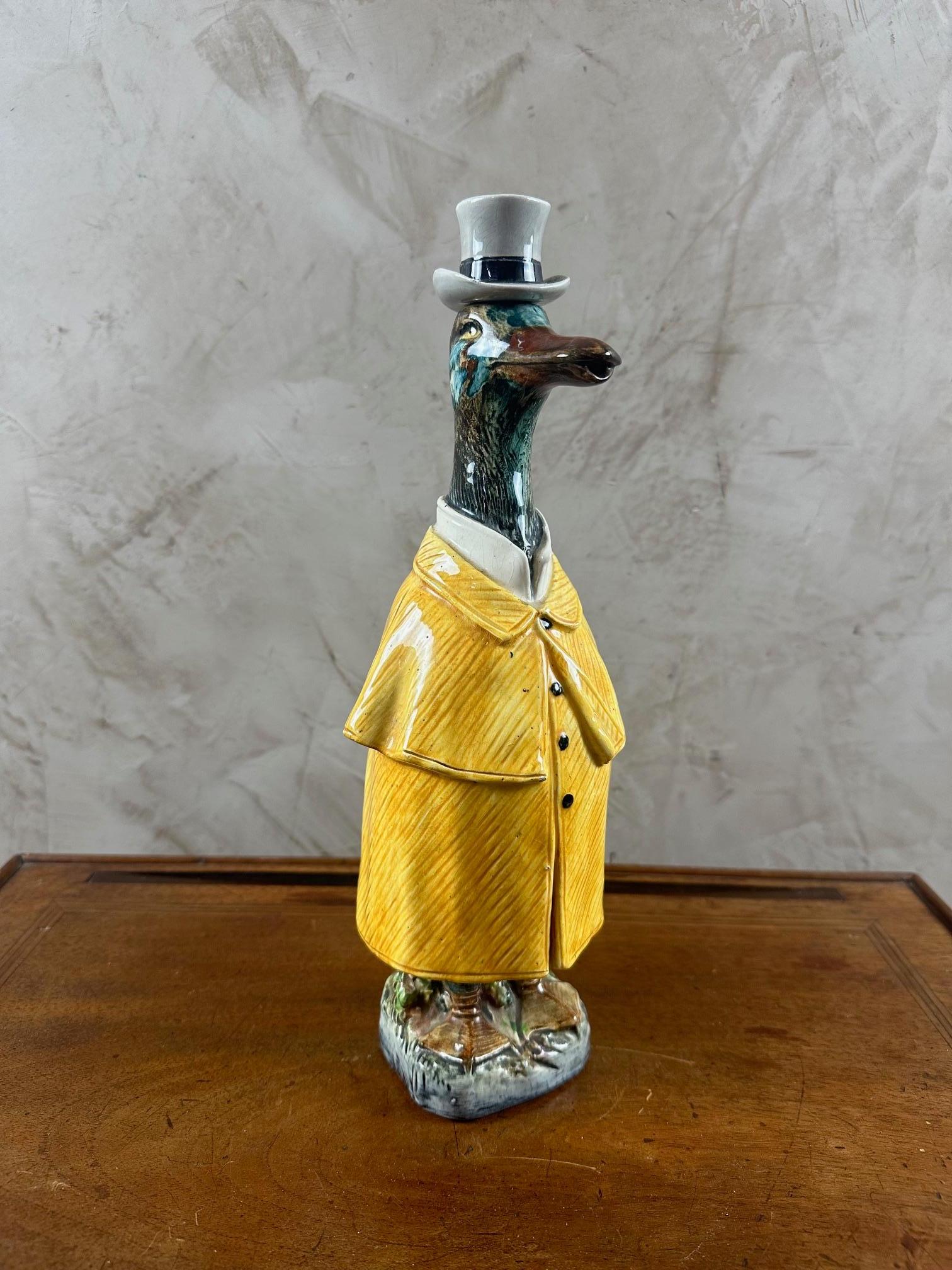 Rare piece! Very beautiful Majolica bottle or decanter representing a duck in rain jacket dating from the end of the 19th century.
His bowler hat is the bottle cap.
Signed below a German factory B&L Gesetzl Gesch and numbered 2224.
This factory