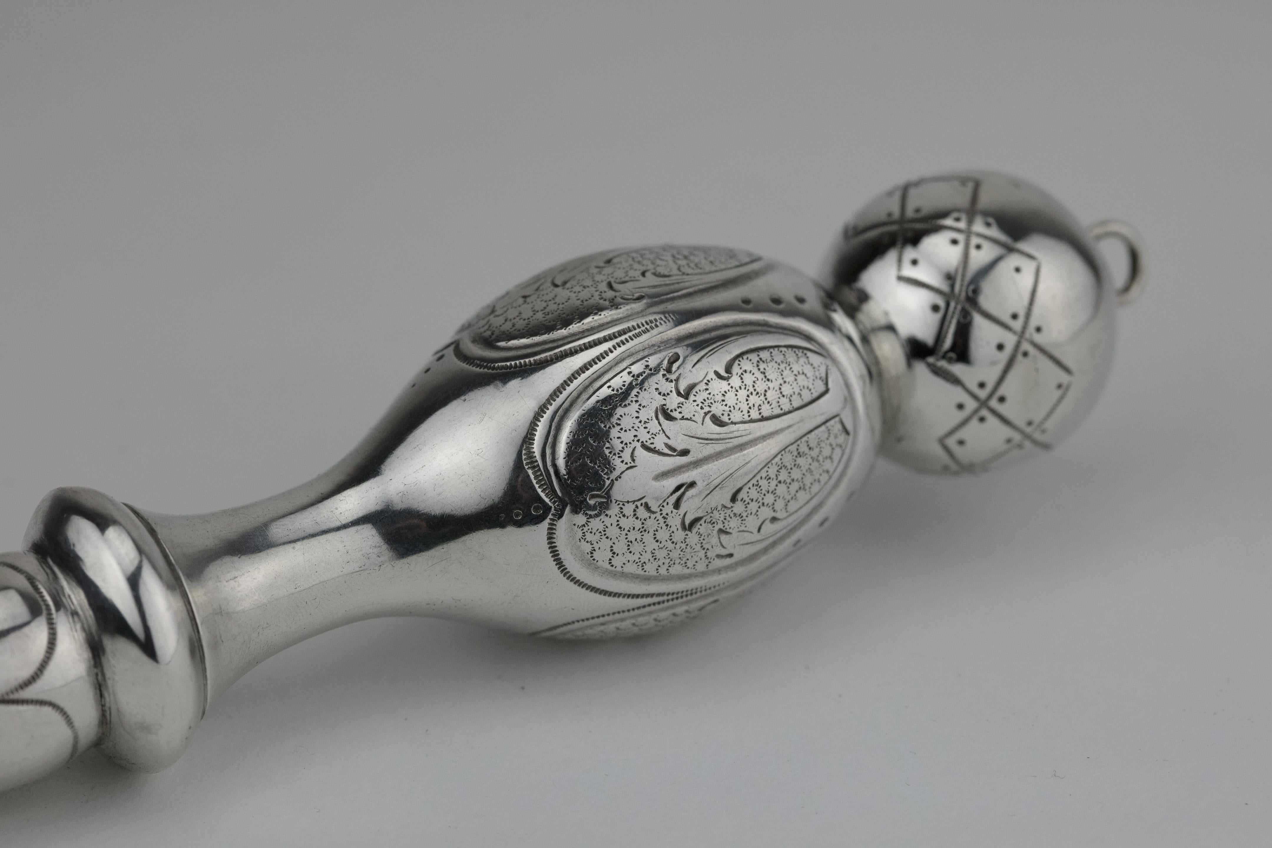 Handgefertigter Thora-Zeiger aus Silber, Deutschland, um 1890.
Der Griff besteht aus einem knaufförmigen Intervall, das mit floralen Ornamenten graviert ist.
Das Leseende hat die Form einer Hand mit einem Zeigefinger. 
Eine Aufhängeschlaufe ist