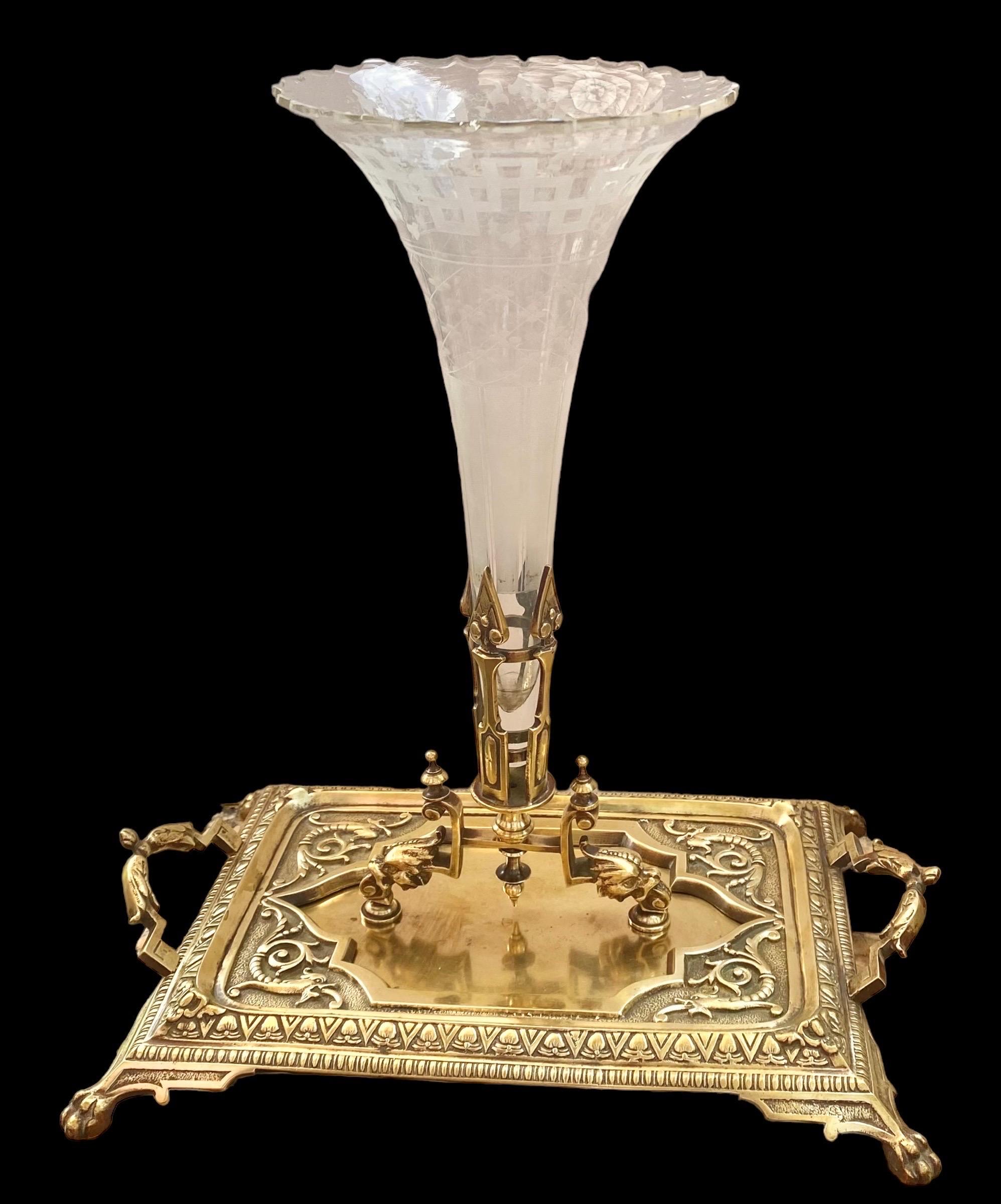  Fin du 19e siècle - Porte-cartes en laiton doré  et centre de table en cristal gravé.      en vente 2