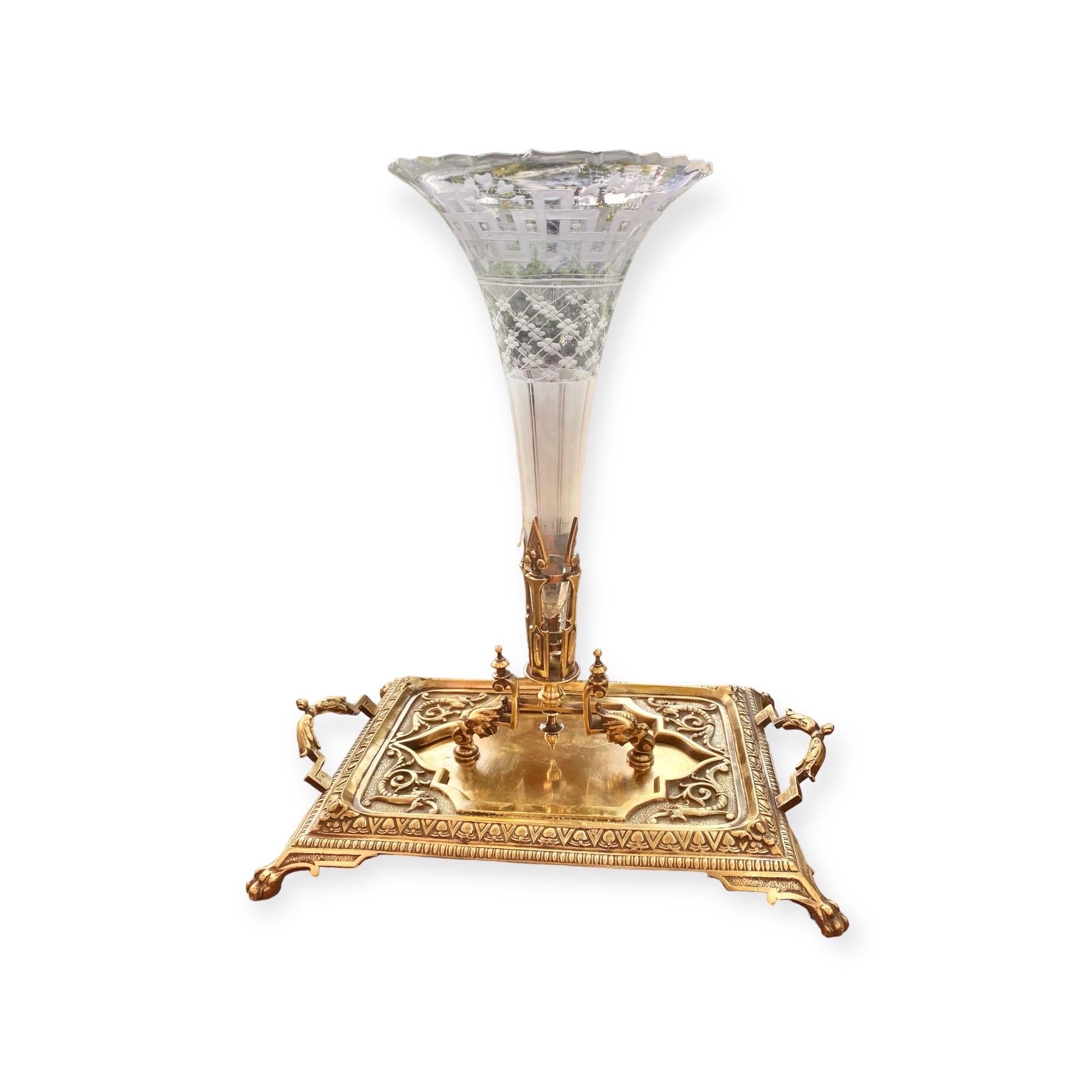  Fin du 19e siècle - Porte-cartes en laiton doré  et centre de table en cristal gravé.      en vente 3