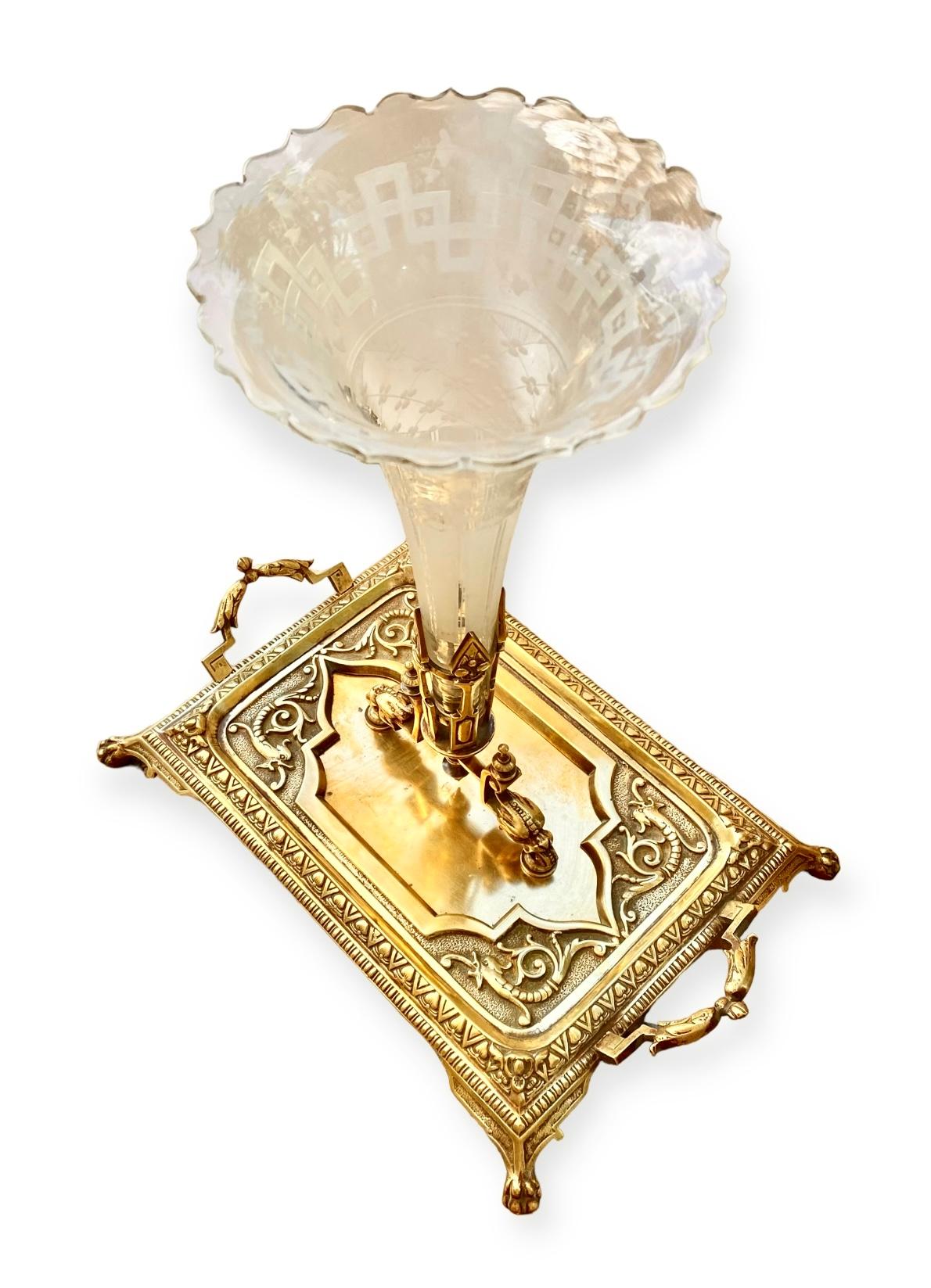  Bandeja para cartas de latón dorado de finales del siglo XIX  y Centro de Cristal Grabado.      en venta 10