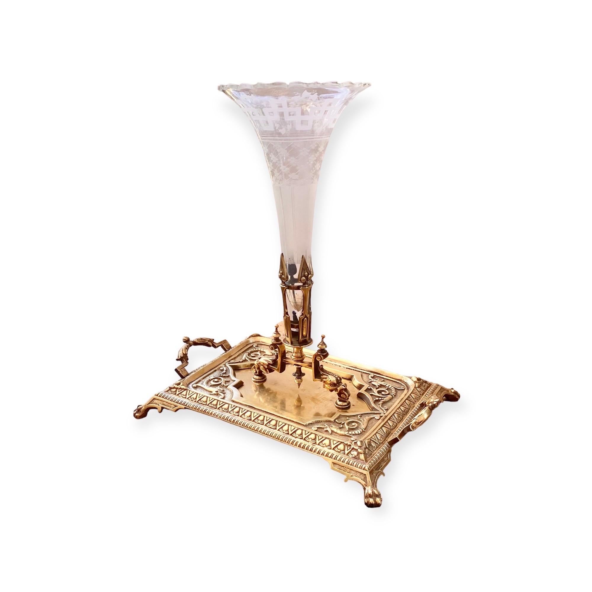 Remarquable plateau à cartes en laiton doré du XIXe siècle, accompagné d'un vase en cristal taillé et gravé, attribué à Ferdinand Barbedienne. 
De la période Napoléon Ill, avec des éléments finement moulés de dauphins, de rinceaux, d'anthemions et
