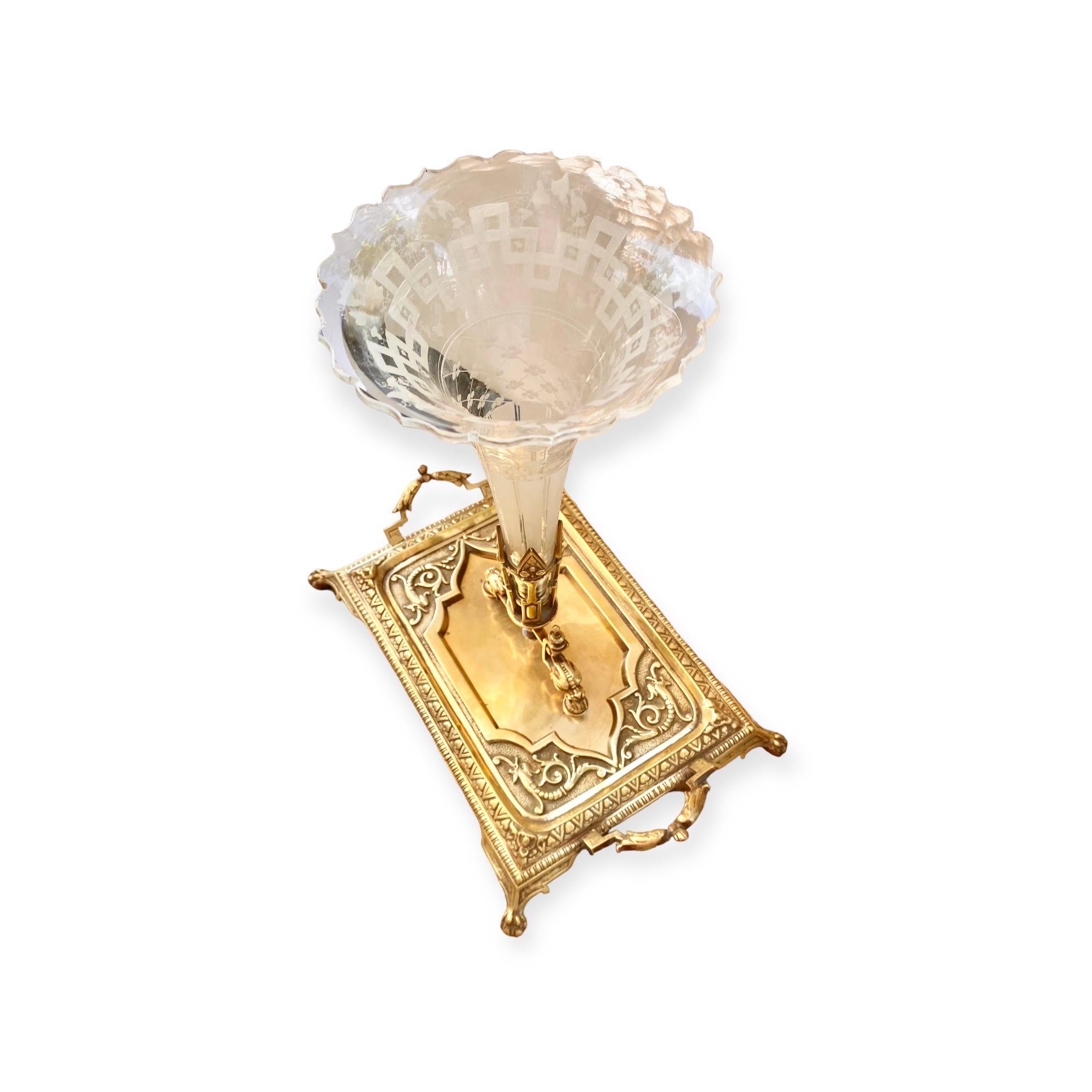 Belle Époque  Fin du 19e siècle - Porte-cartes en laiton doré  et centre de table en cristal gravé.      en vente