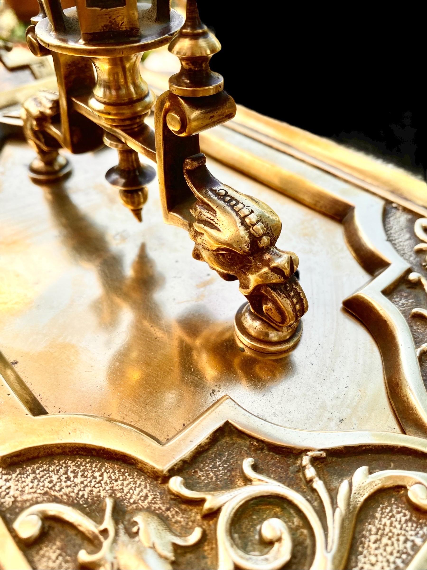 Français  Fin du 19e siècle - Porte-cartes en laiton doré  et centre de table en cristal gravé.      en vente