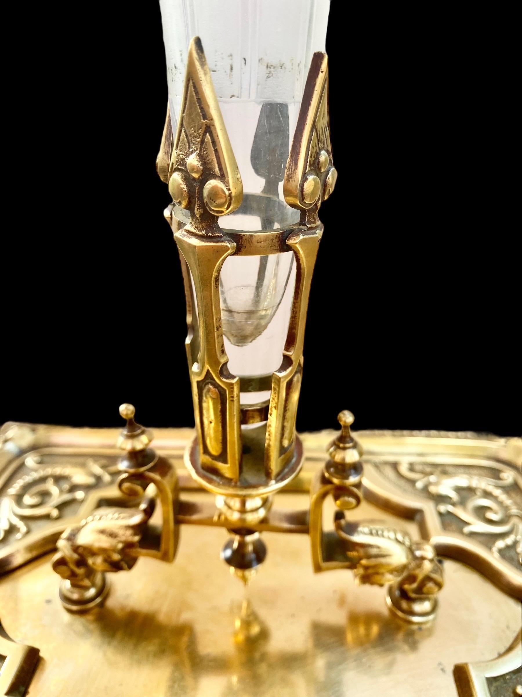 Fin du 19e siècle - Porte-cartes en laiton doré  et centre de table en cristal gravé.      Bon état - En vente à New Orleans, LA