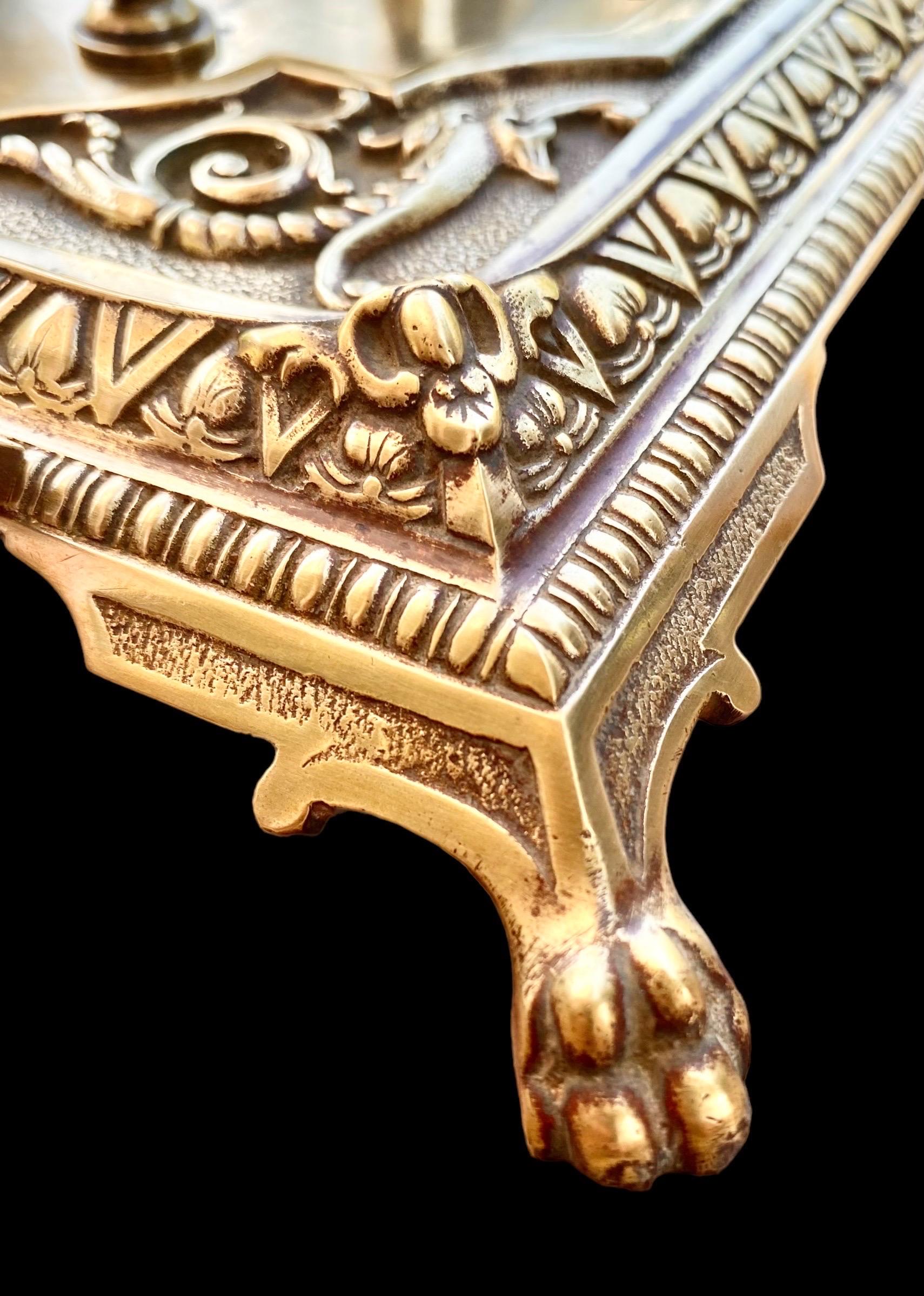 Fin du XIXe siècle  Fin du 19e siècle - Porte-cartes en laiton doré  et centre de table en cristal gravé.      en vente