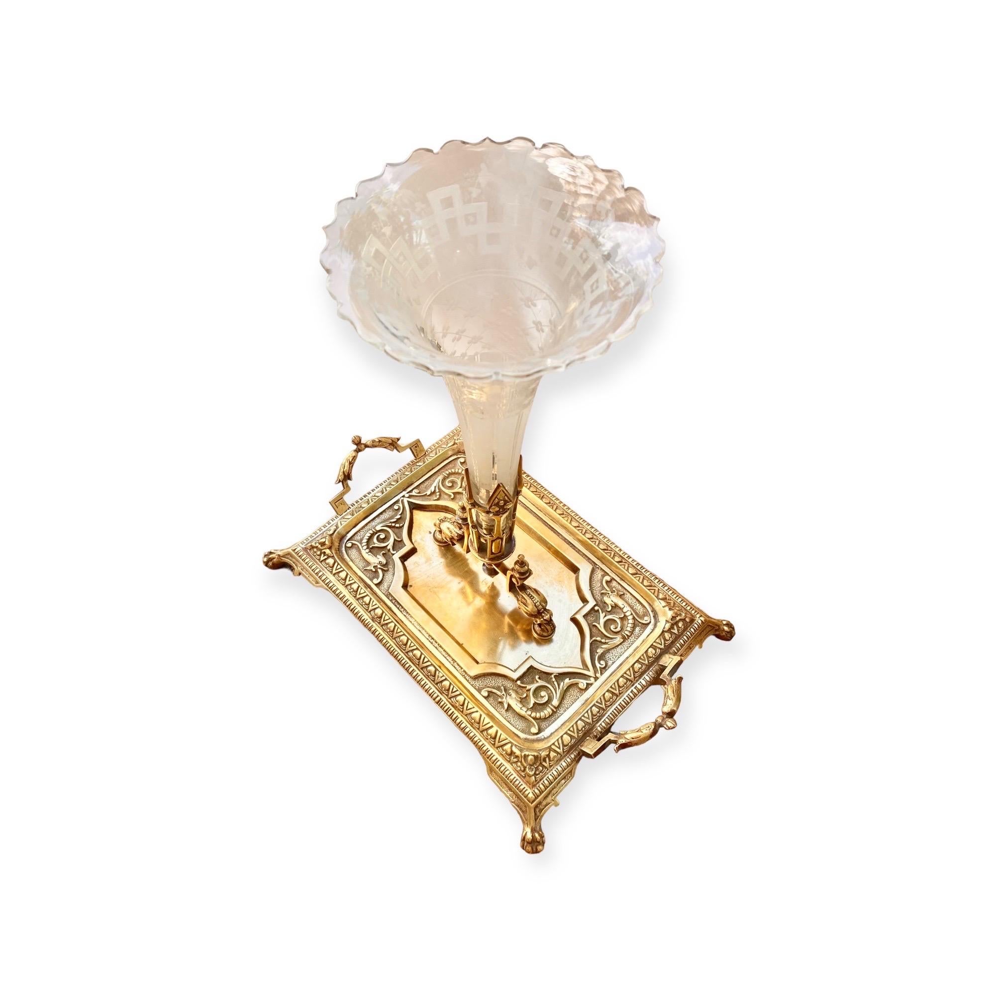  Fin du 19e siècle - Porte-cartes en laiton doré  et centre de table en cristal gravé.      en vente 1