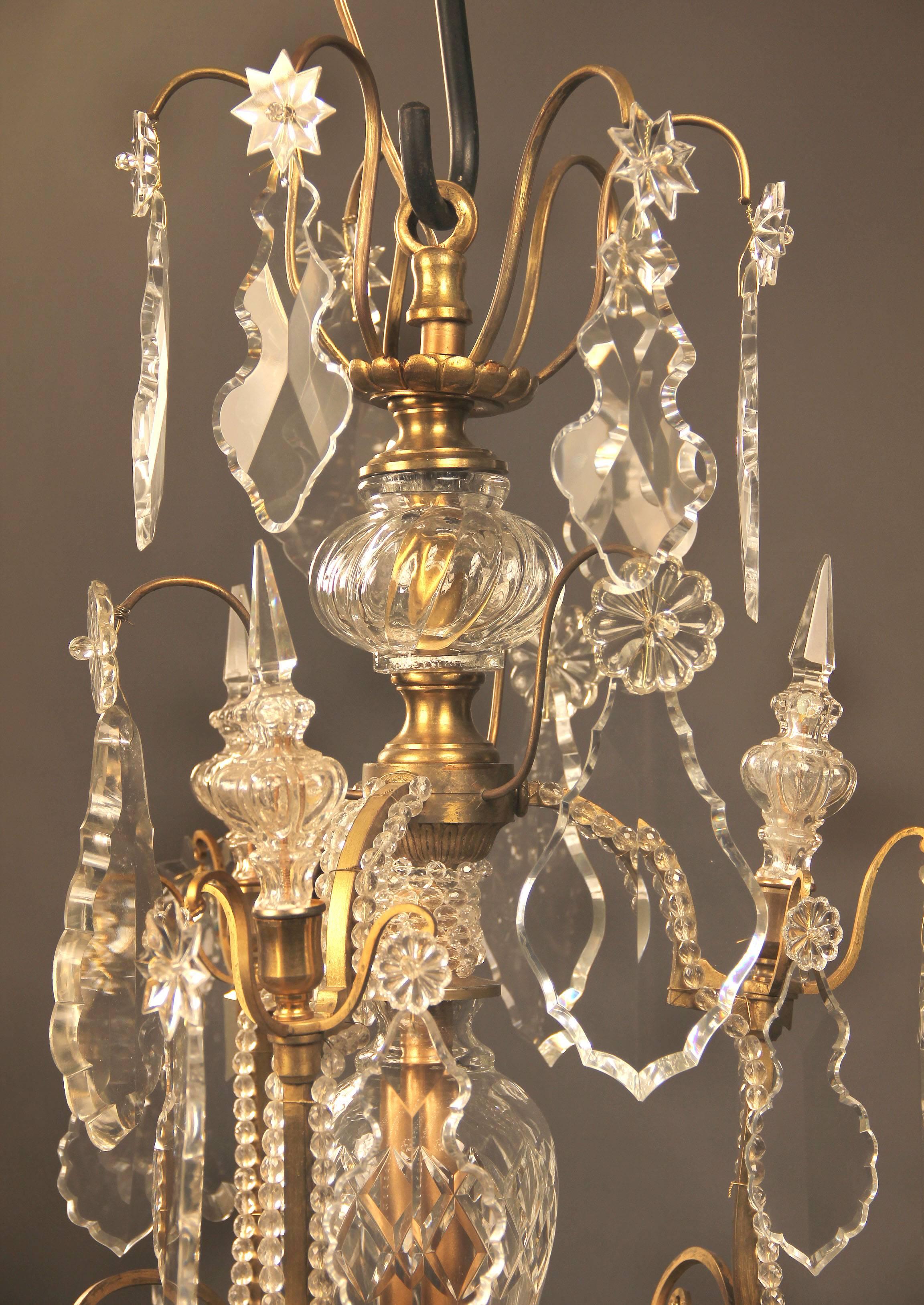 Français Lustre à 12 lumières en bronze doré et cristal de Baccarat de la fin du XIXe siècle en vente