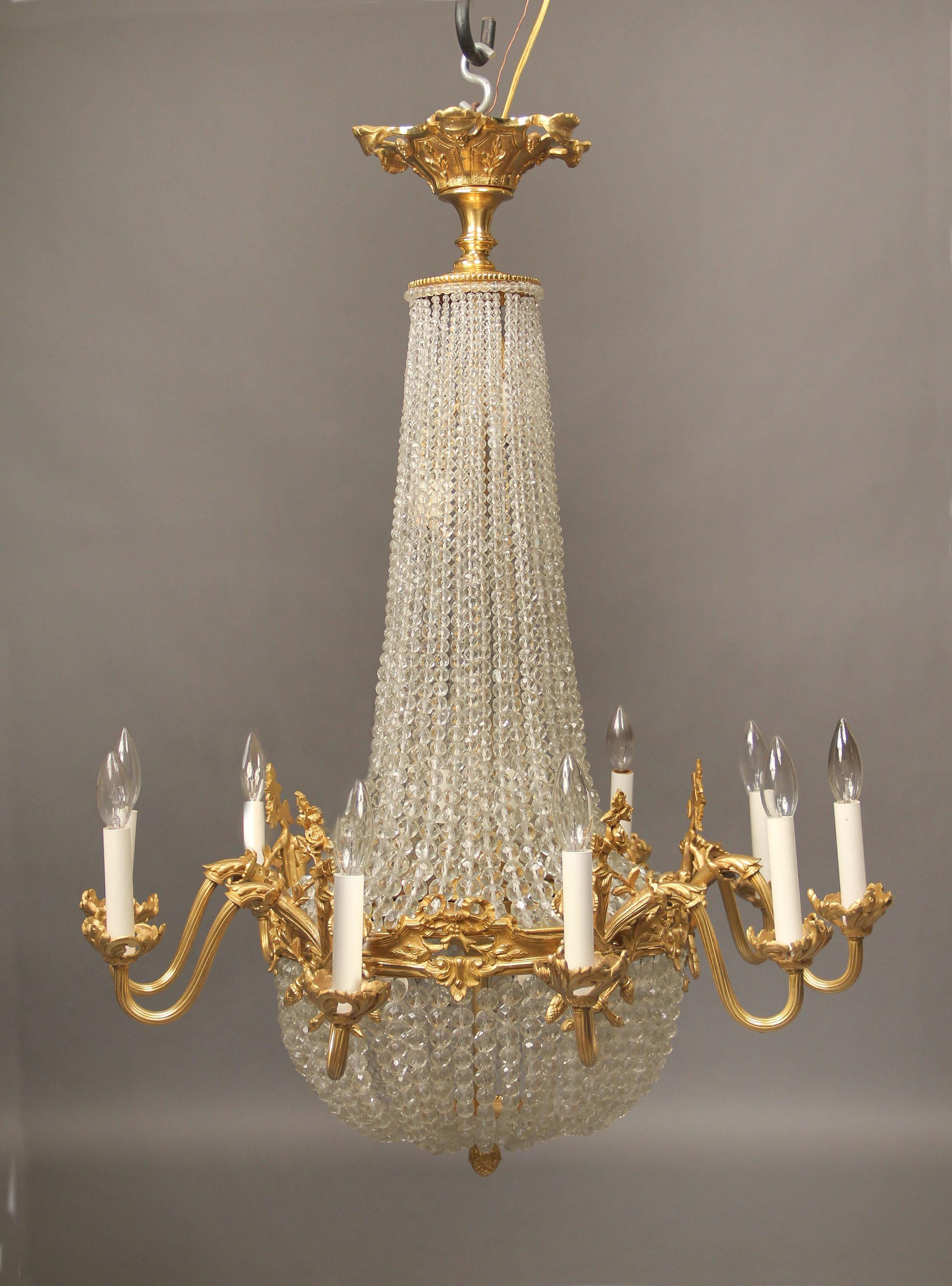 Lustre à vingt lumières en bronze doré et panier de cristal perlé de la fin du 19e siècle

Bras en bronze très finement moulé supportant dix lumières périmétriques, dix lumières intérieures en gradins.