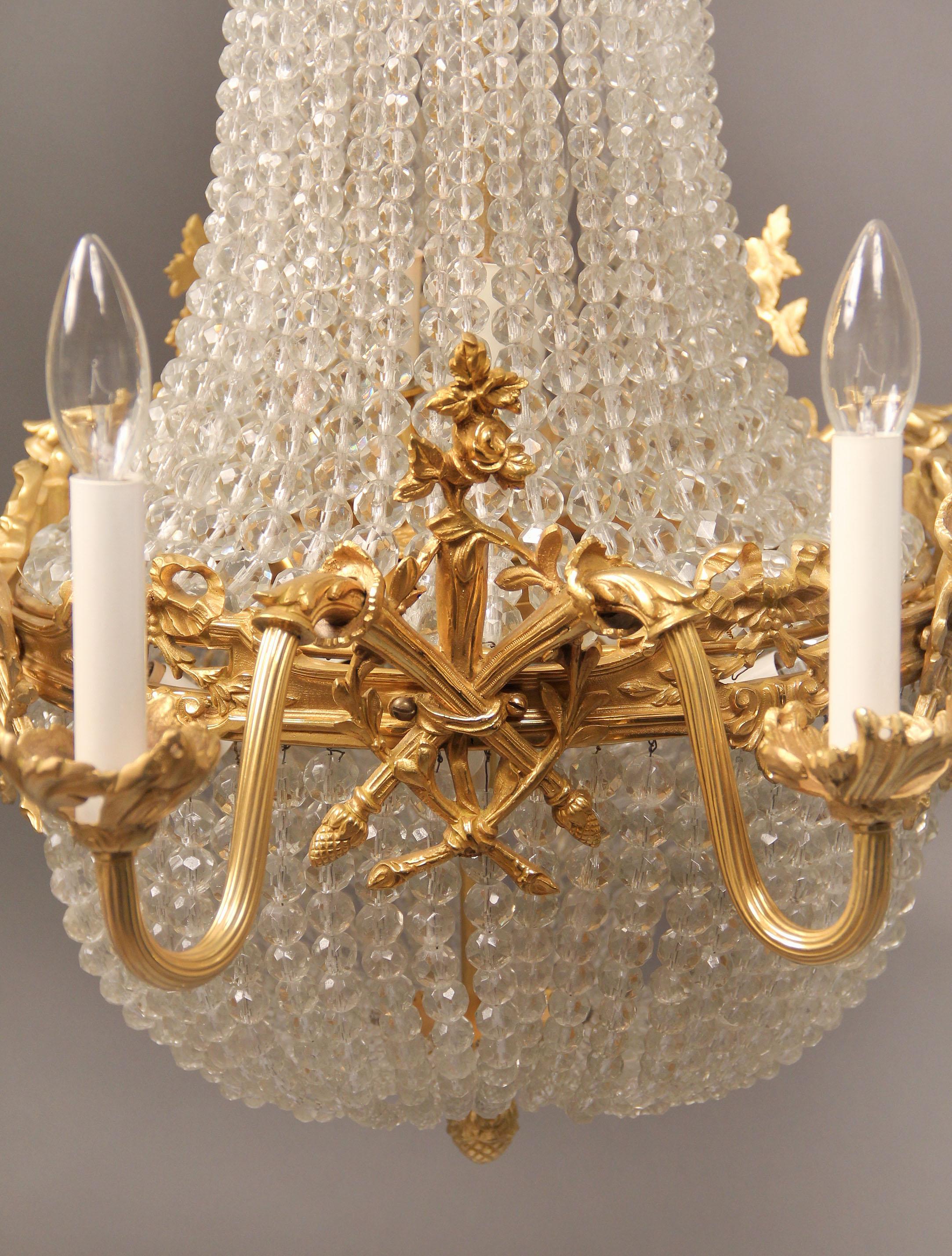 Belle Époque Lustre à vingt lumières en bronze doré et panier de cristal perlé de la fin du 19e siècle en vente