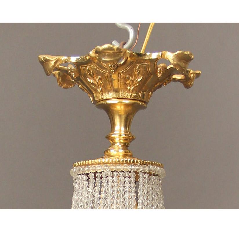 Français Lustre à vingt lumières en bronze doré et panier de cristal perlé de la fin du 19e siècle en vente