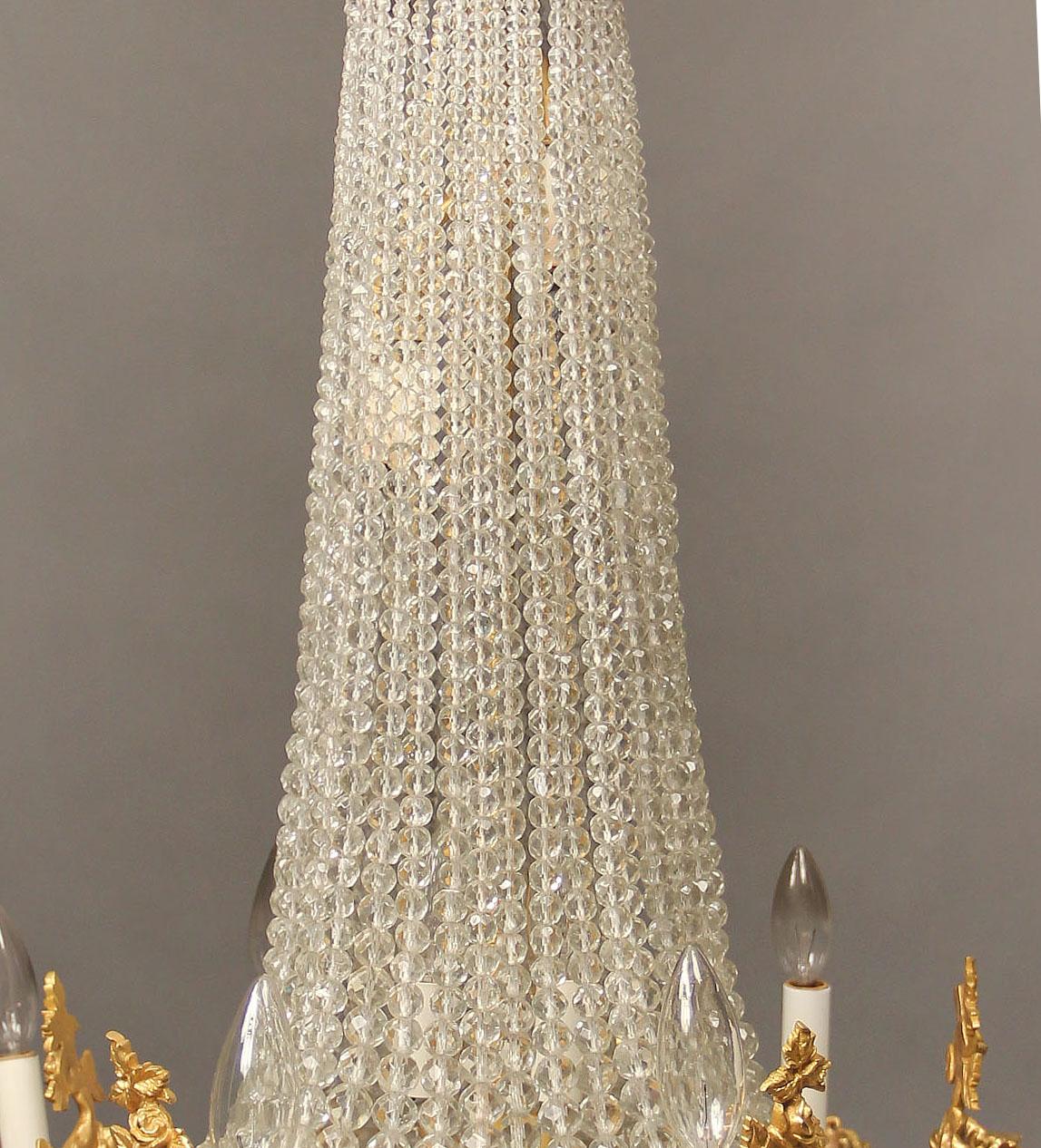 Doré Lustre à vingt lumières en bronze doré et panier de cristal perlé de la fin du 19e siècle en vente