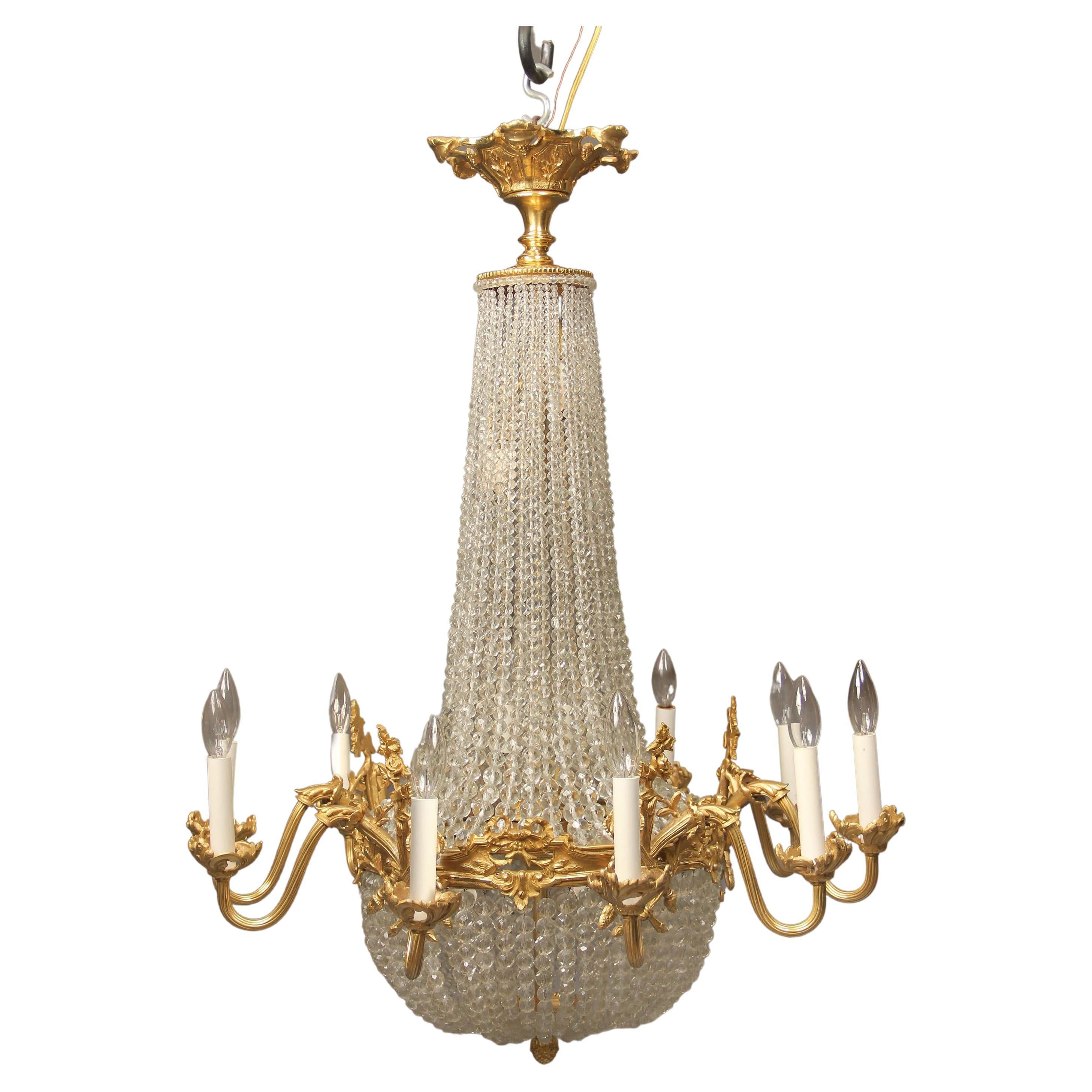 Lustre à vingt lumières en bronze doré et panier de cristal perlé de la fin du 19e siècle