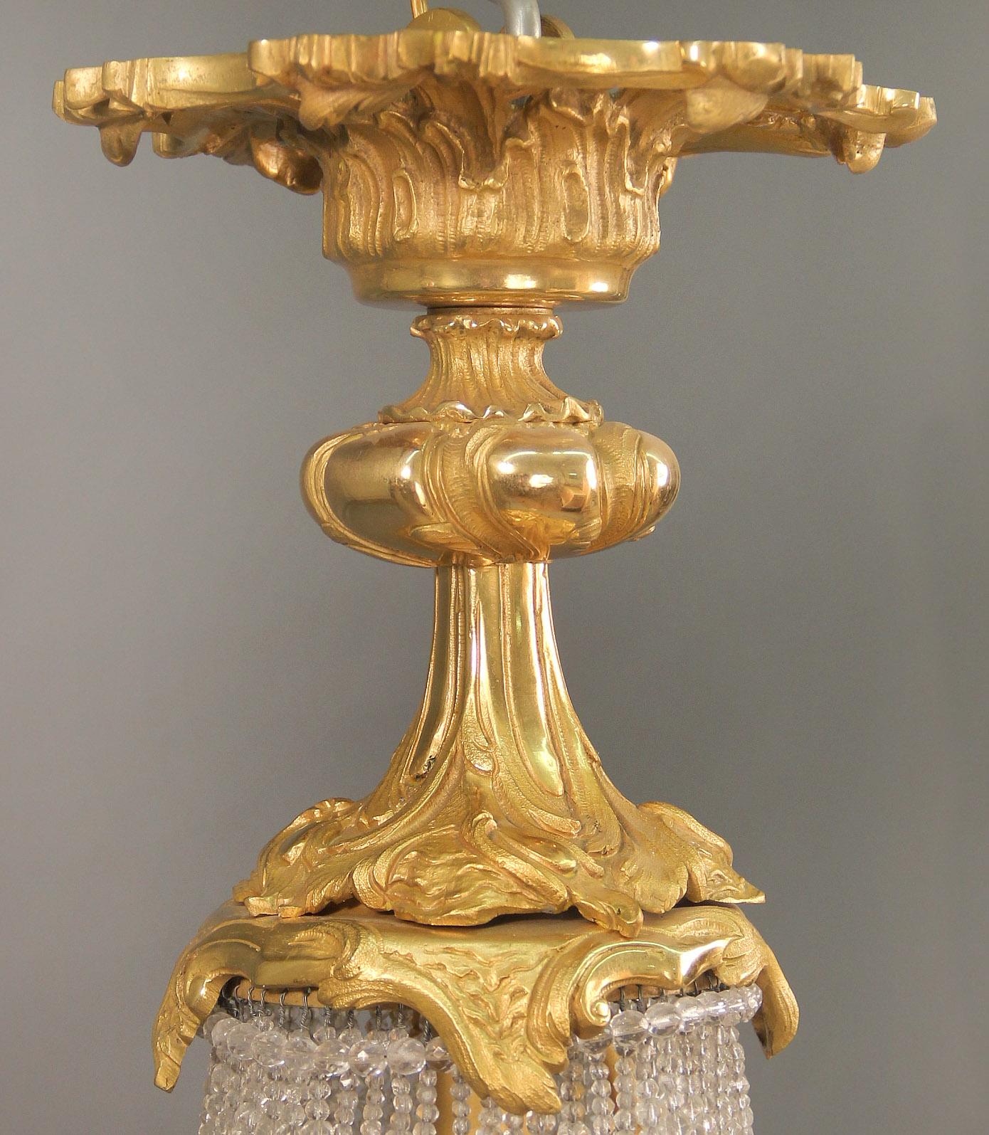 Siebenflammiger Korb-Kronleuchter aus vergoldeter Bronze und Kristall aus dem späten 19. Jahrhundert (Belle Époque) im Angebot