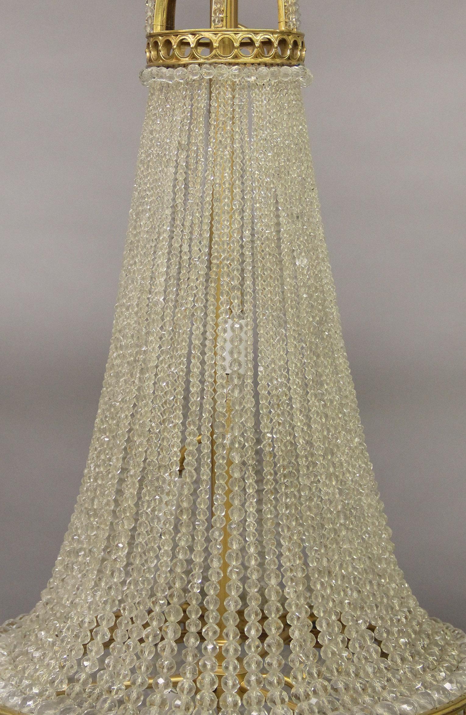 Francese Lampadario a cesto a sette luci in bronzo dorato e cristallo della fine del XIX secolo in vendita