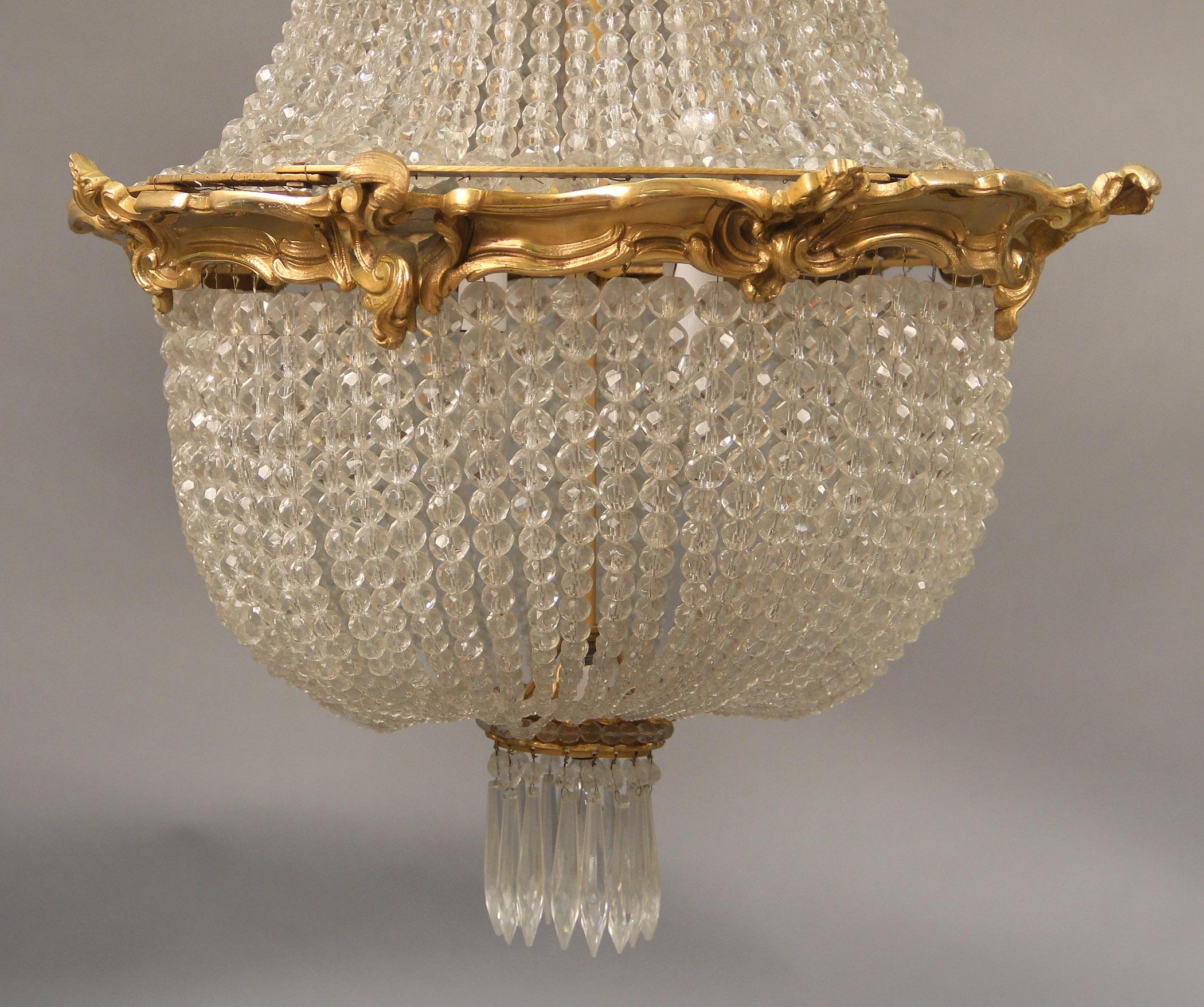 Siebenflammiger Korb-Kronleuchter aus vergoldeter Bronze und Kristall aus dem späten 19. Jahrhundert (Vergoldet) im Angebot