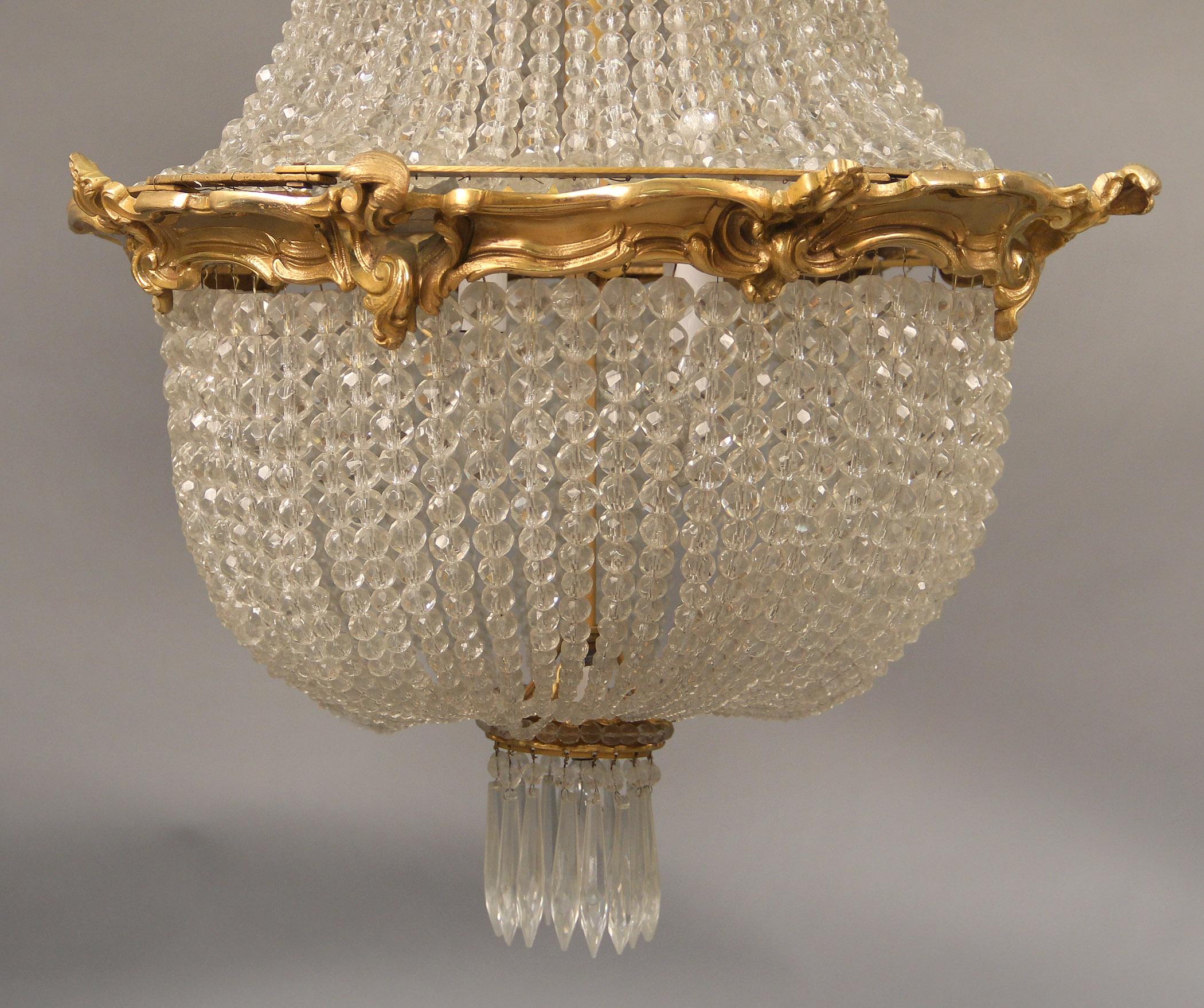 Dorato Lampadario a cesto a sette luci in bronzo dorato e cristallo della fine del XIX secolo in vendita