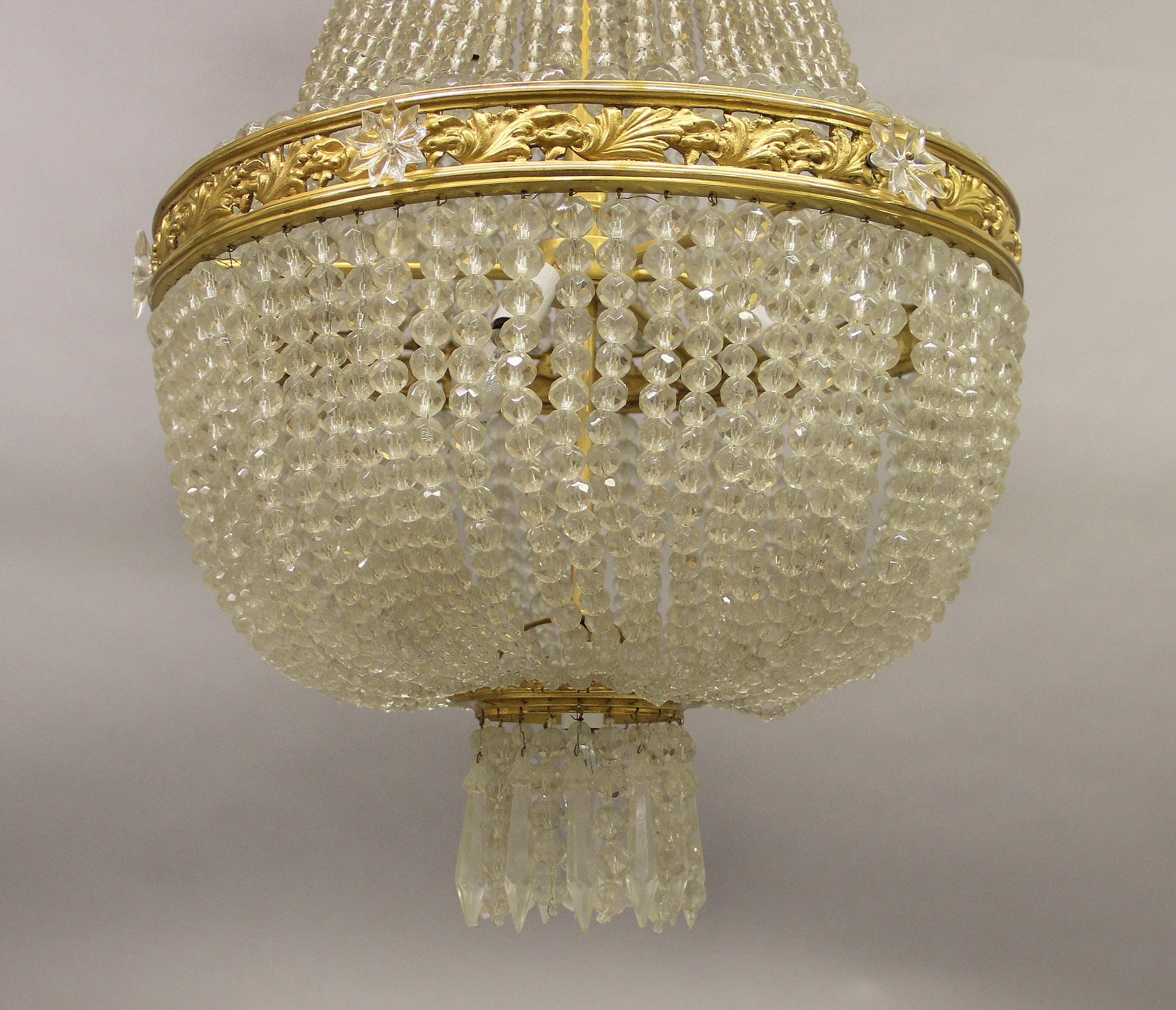 Dorato Lampadario a cesto a sette luci in bronzo dorato e cristallo della fine del XIX secolo in vendita