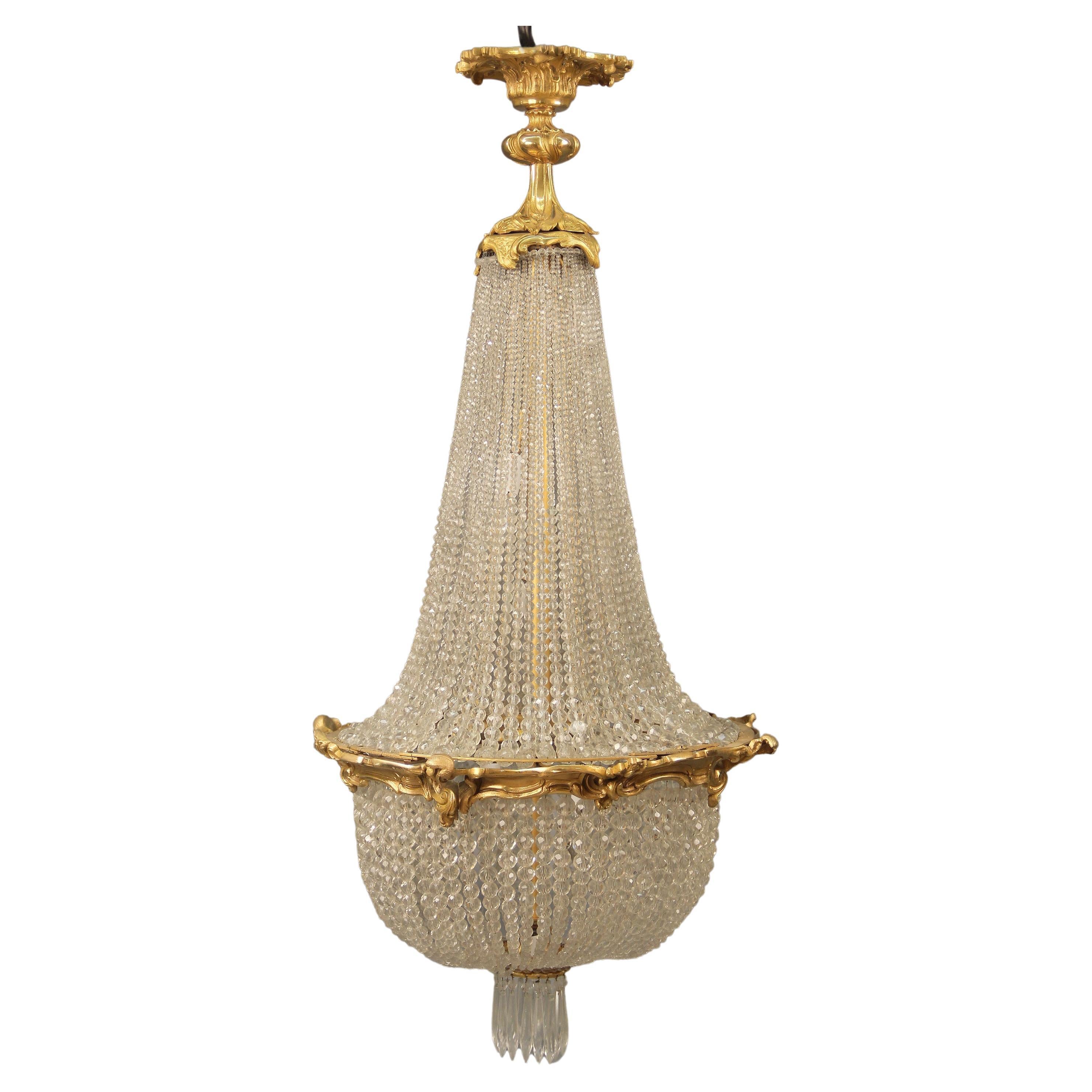 Siebenflammiger Korb-Kronleuchter aus vergoldeter Bronze und Kristall aus dem späten 19. Jahrhundert im Angebot