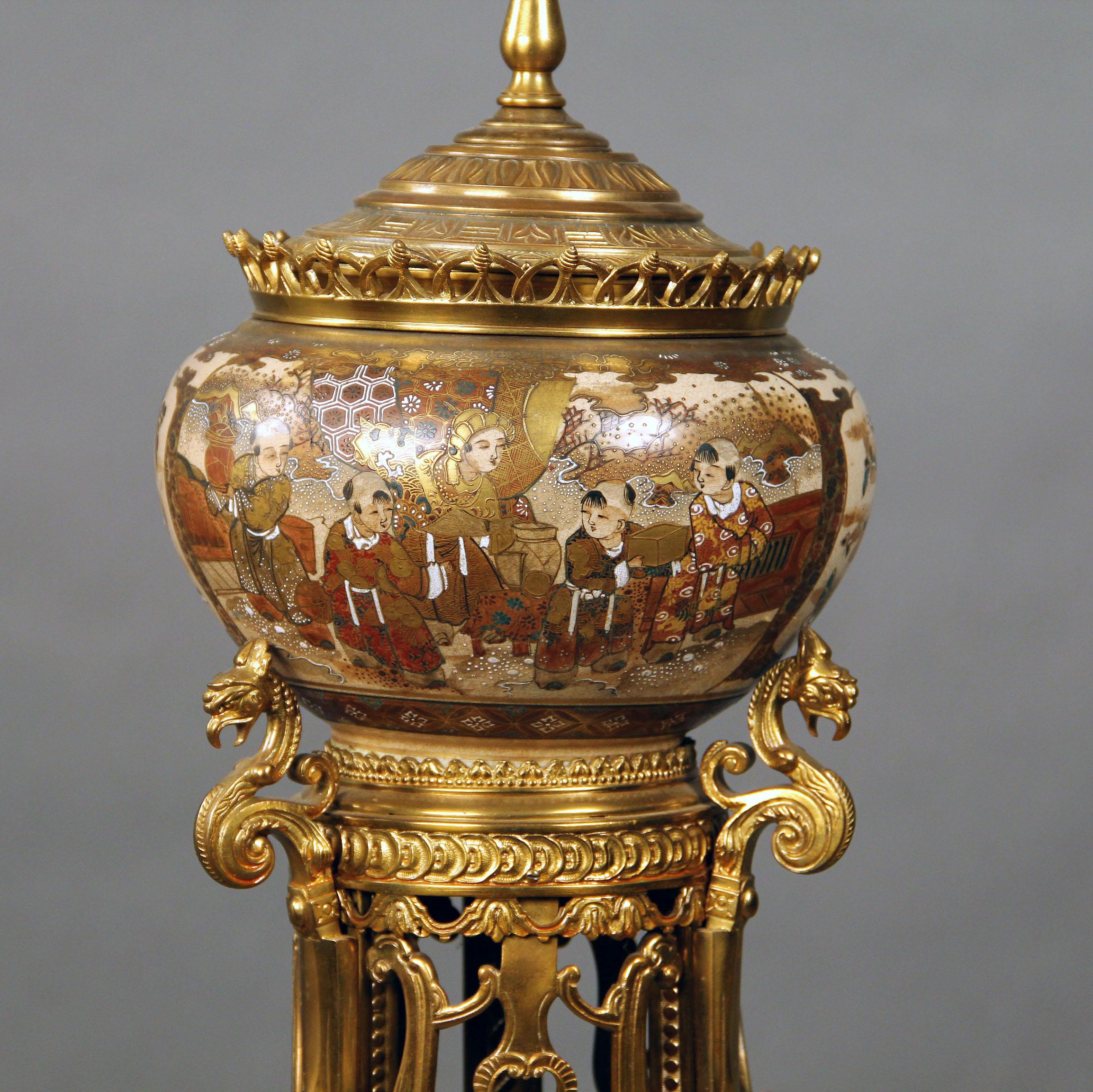 Belle Époque Lampadaire en bronze doré de la fin du XIXe siècle et en porcelaine de Satsuma du Japon en vente